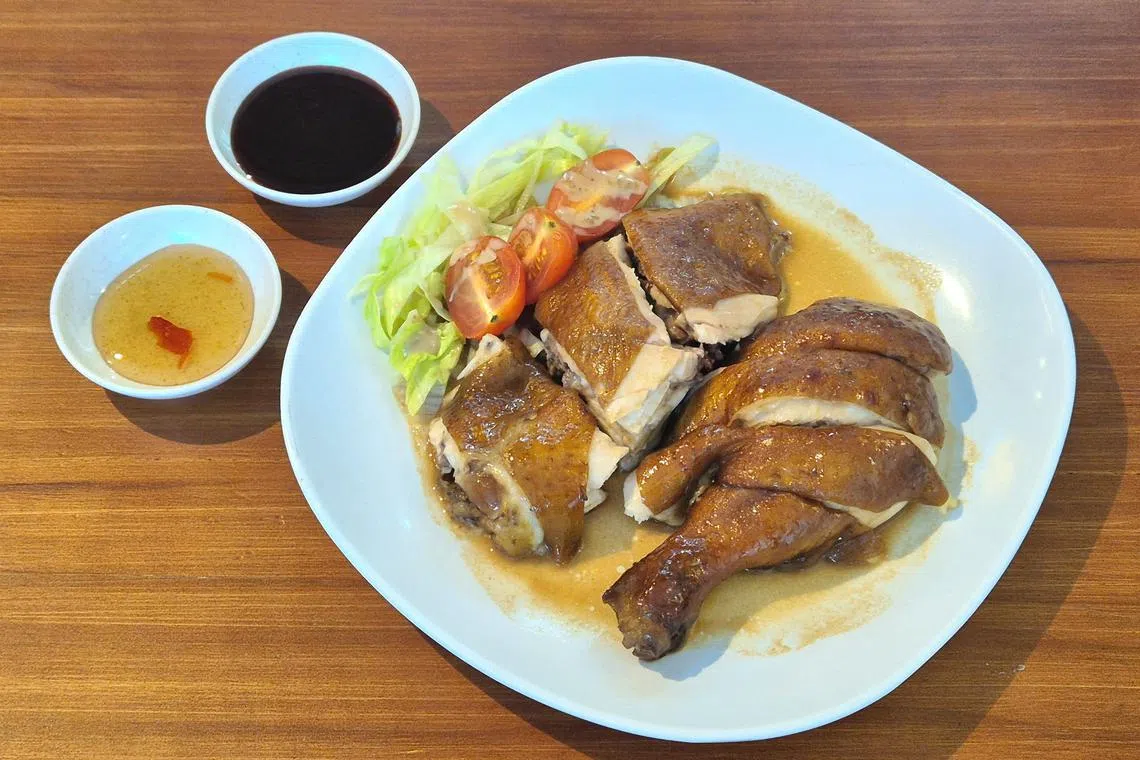 香油鸡在香料卤水里浸煮，鸡肉油润不腻，清香回甘。（陈爱薇摄）