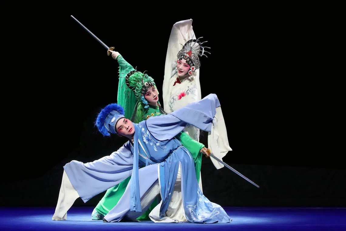 婺剧在本是书生戏的《白蛇传》中融入武打技巧，丰富人物性格。（浙江婺剧艺术研究院提供）