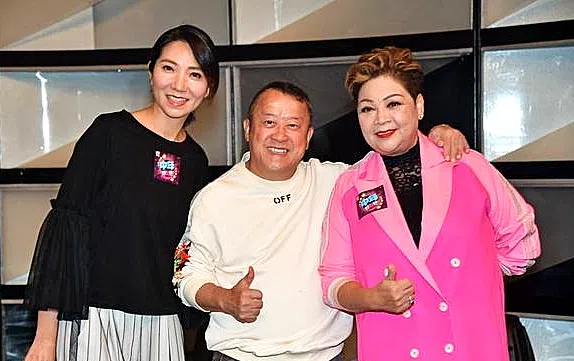 车婉婉（左起）在曾志伟的邀请下担任《中年好声音》主持人，肥妈（玛利亚）则是常驻评审之一。（互联网）