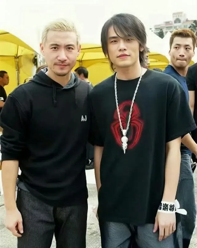张学友（左）20年前与周杰伦合照。（取自微博）