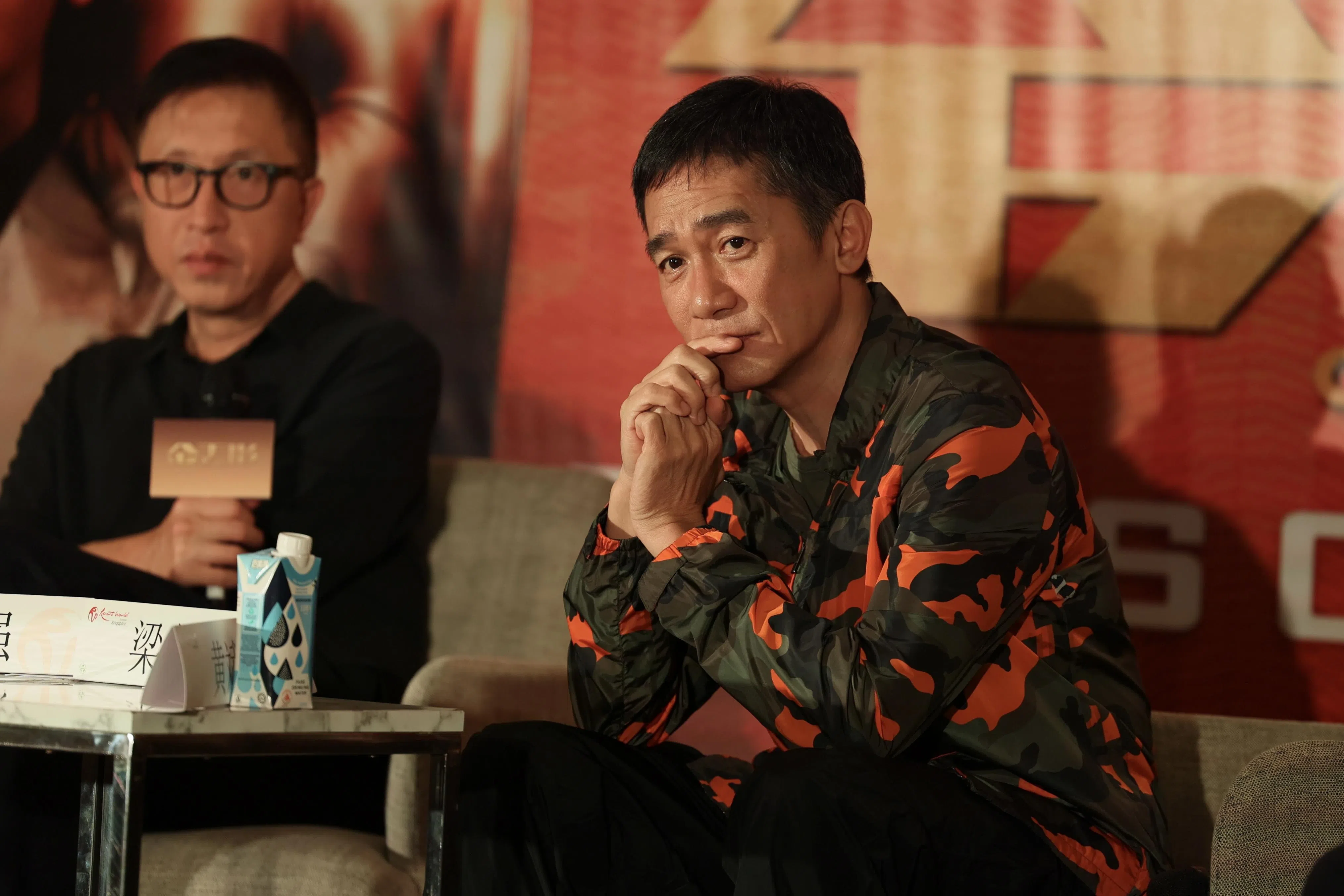 梁朝伟在记者会上认真聆听台下媒体发问。（龙国雄摄）