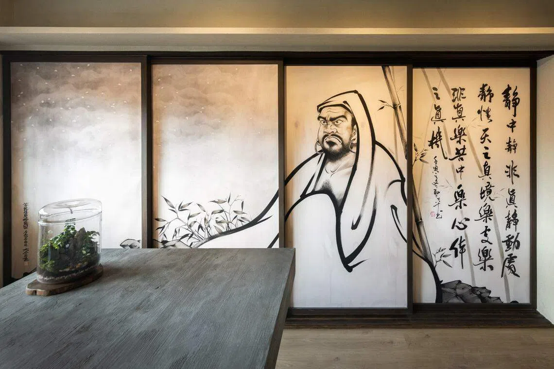 将起居空间与体操空间隔开的是一种常见于日本传统建筑的襖，以木质框架两面糊上唐纸制作而成的橫拉门。（PI Architects）