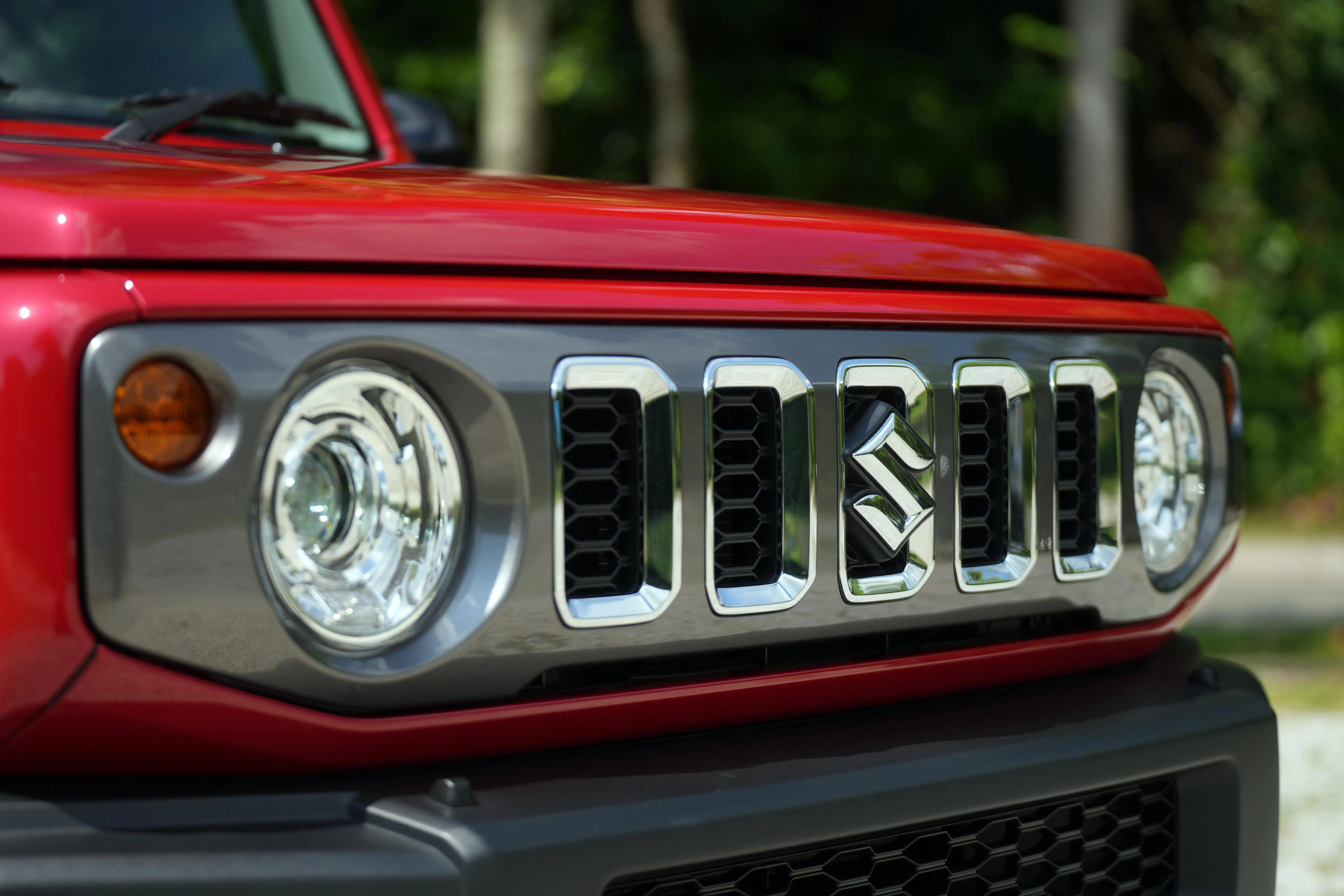 车头采用两个圆润LED头灯，格栅以镀铬饰件装饰。（谢智扬摄）