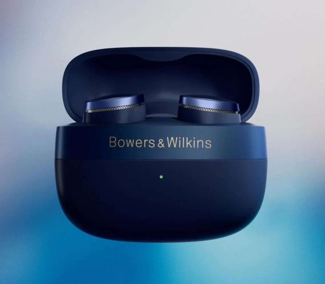 耳机盒比上一代更小，并具备无线转发功能。（厂商提供）