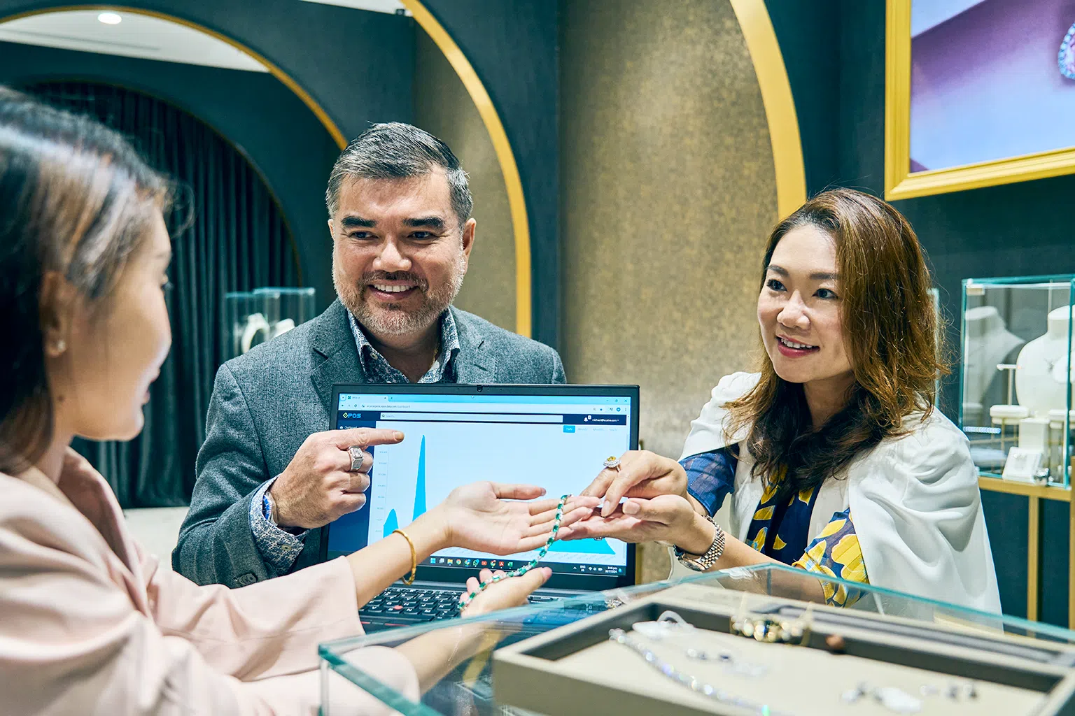乐勤夫妇表示，有AI分析的帮助，他们能在更短时间内调整商业策略，制定更现实的销售目标，并有更多时间传授员工（左）珠宝和客服知识。（图/新报业媒体）