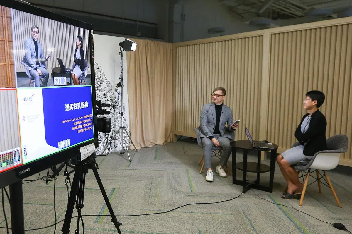 第15届早报“乐活谈保健”线上讲座录制现场，左为主持人新闻中心资深高级记者林弘谕，右为新加坡国立大学癌症中心肿瘤血液科主任及高级顾问李素琴教授。