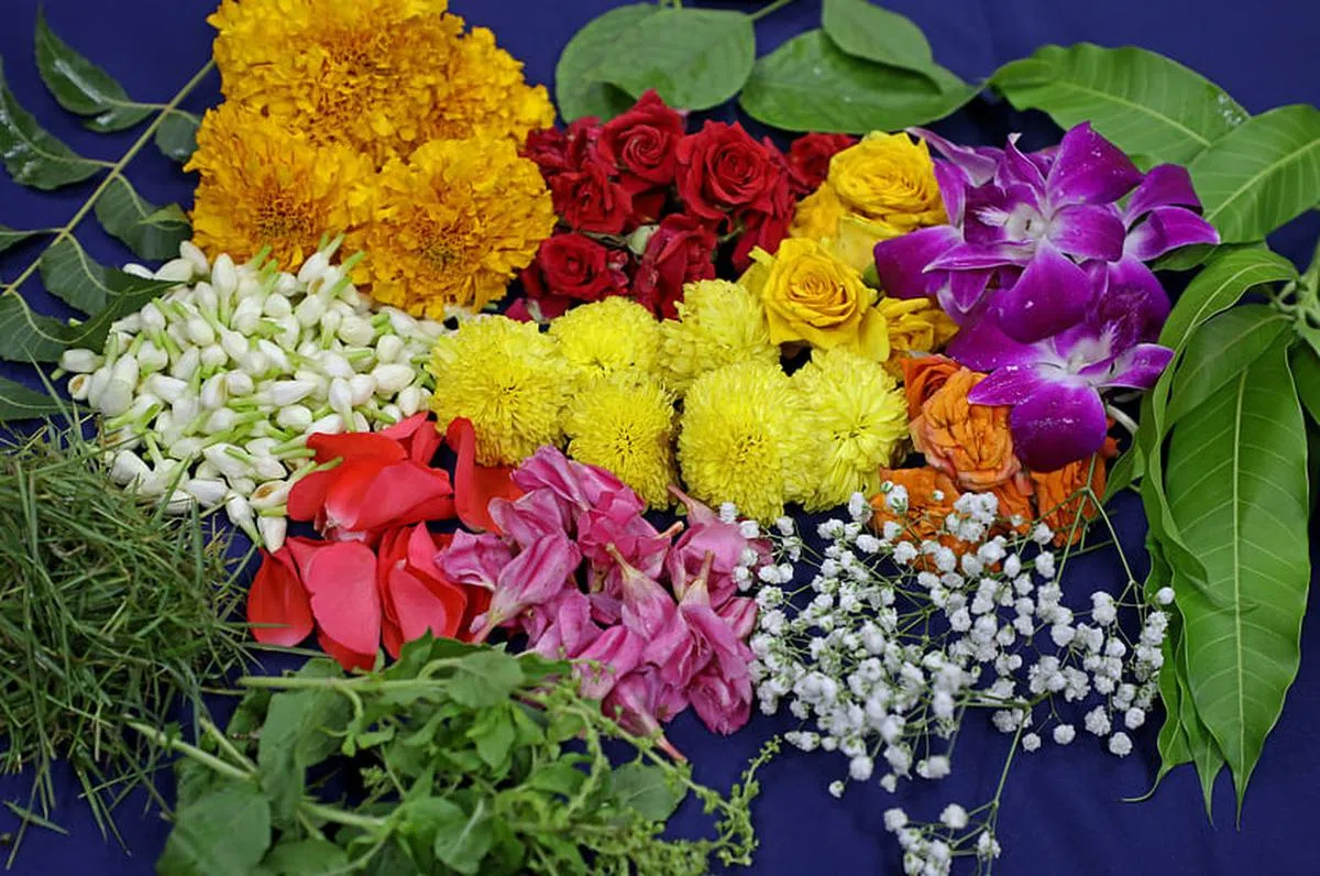 用来编花环的花类和叶子越来越多，可以变化出更多造型。