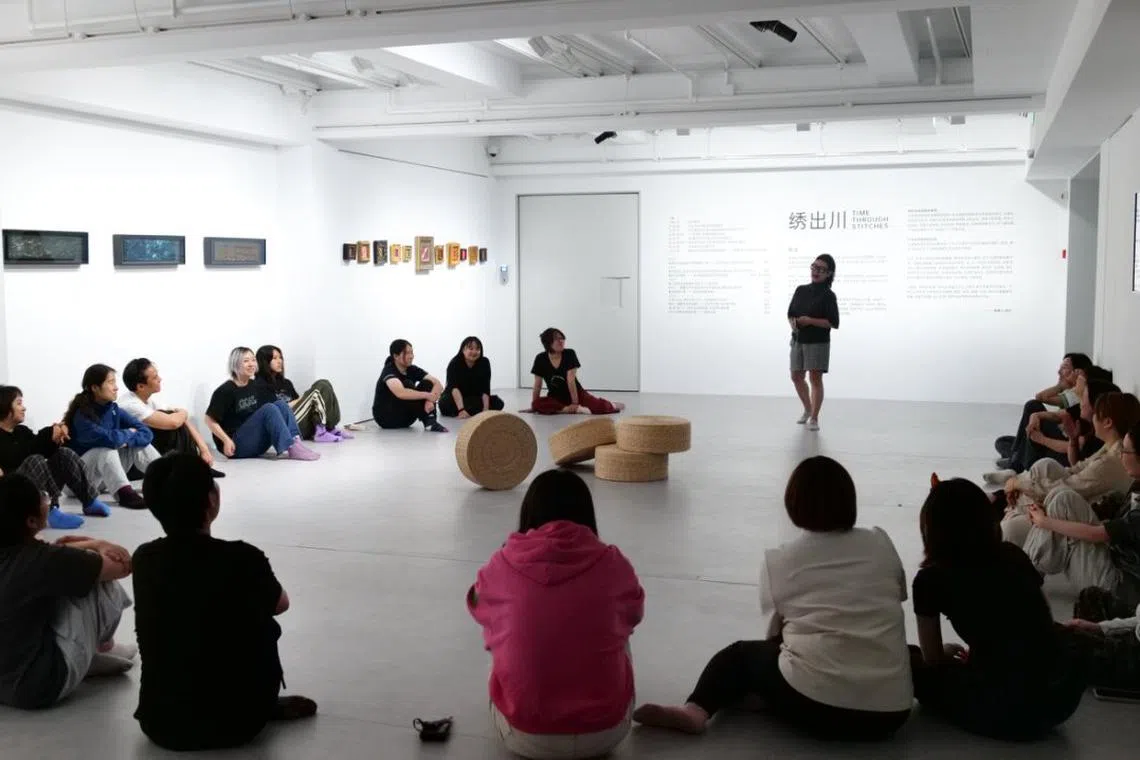 2025年6月，韩雪卿在中国上海开设戏剧工作坊，吸引不少毫无戏剧背景的素人参与。（受访者提供）