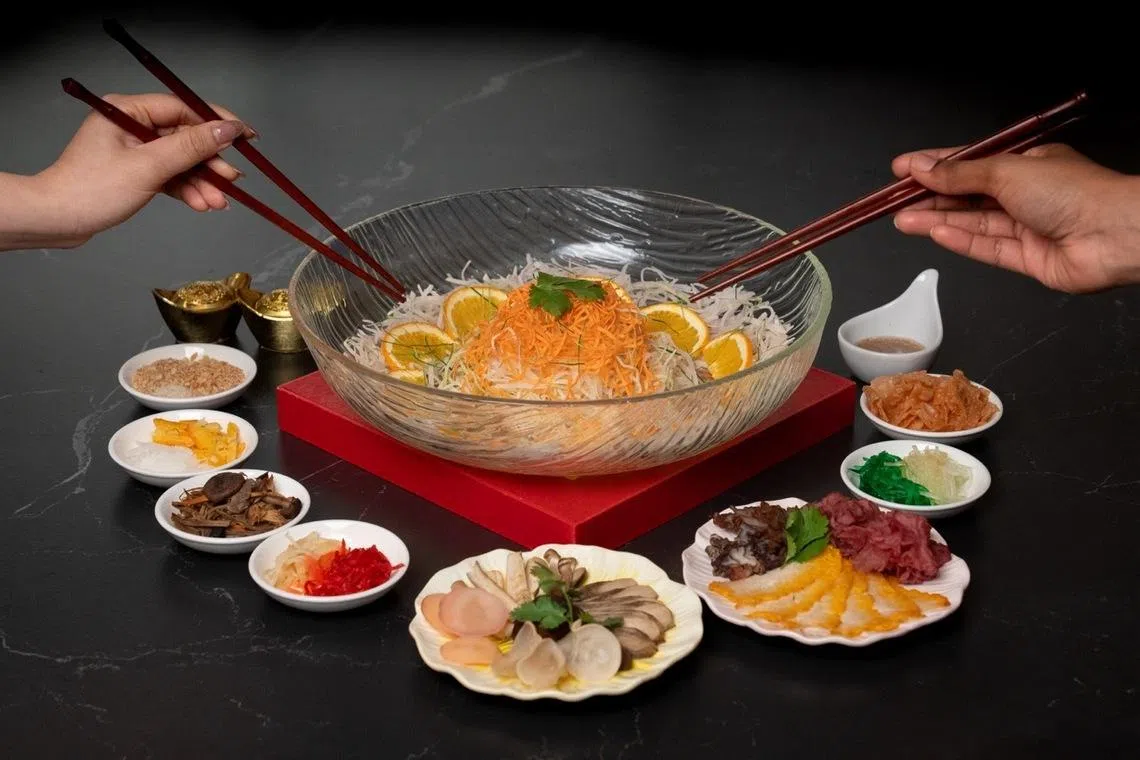 汤之境的春节鱼生以招牌云南米桥搭配10种菇类。（餐馆提供）