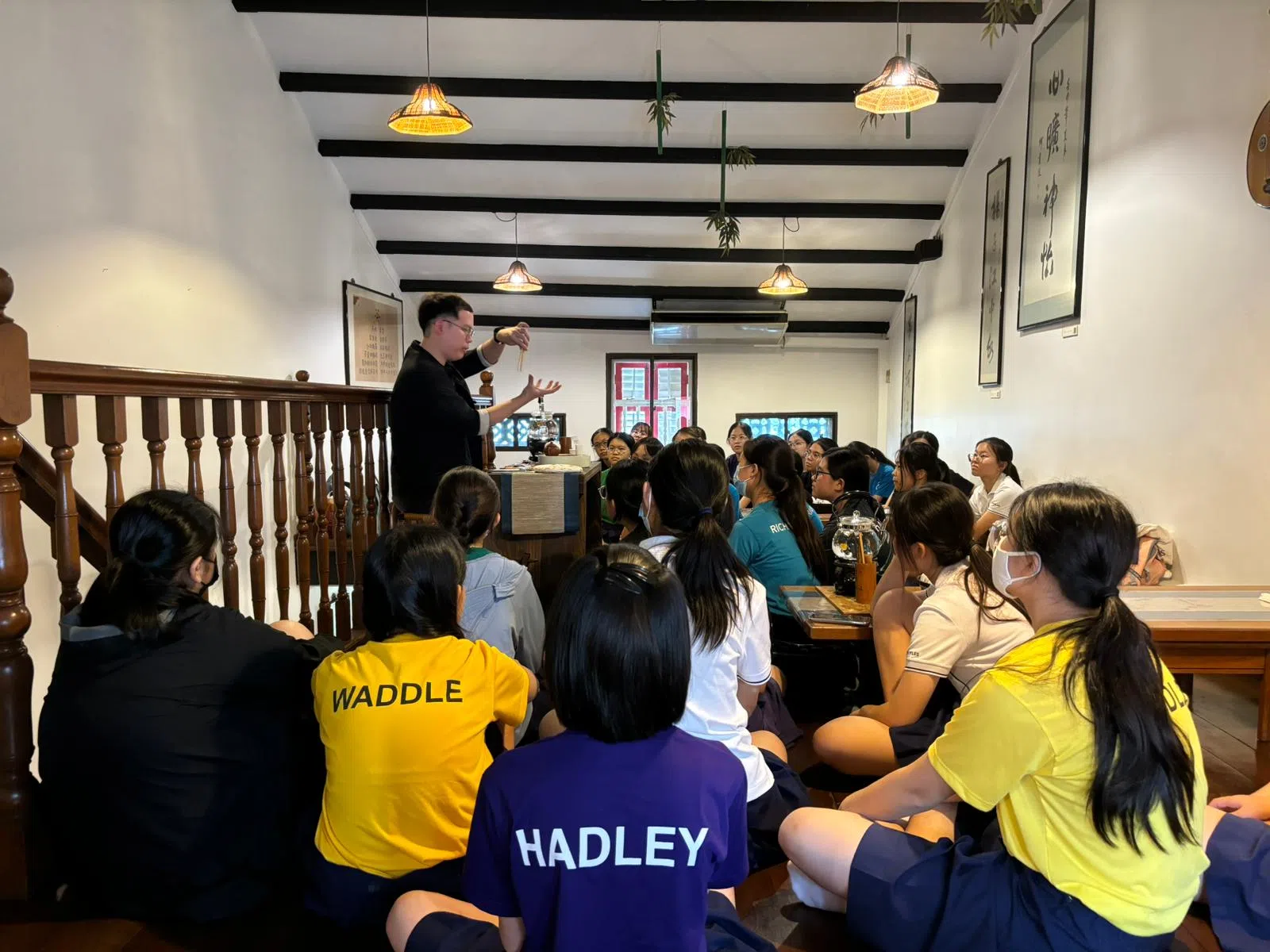 茶渊工作坊让学生进一步了解关于传统茶文化，并亲自体验泡茶和品茶。（莱佛士女中提供）