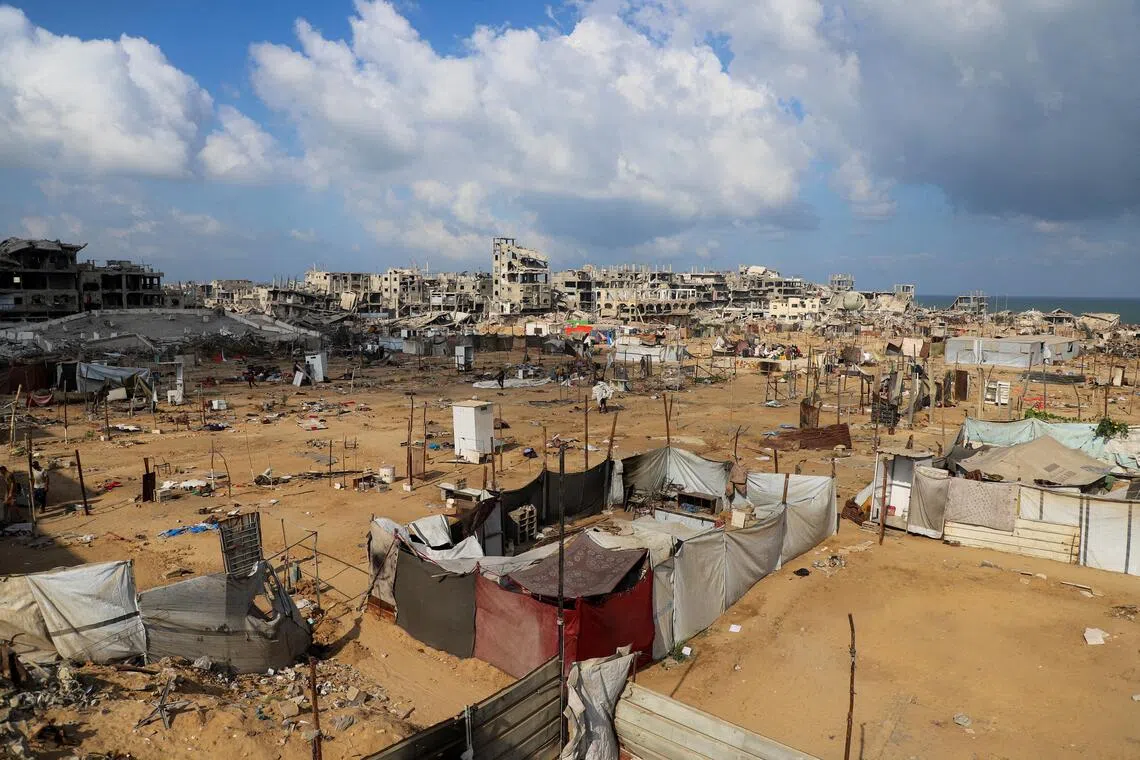 在以军发动军事行动的威胁下，加沙城居民纷纷南逃，原本人满为患的帐篷营地如今空荡荡的。（路透社）