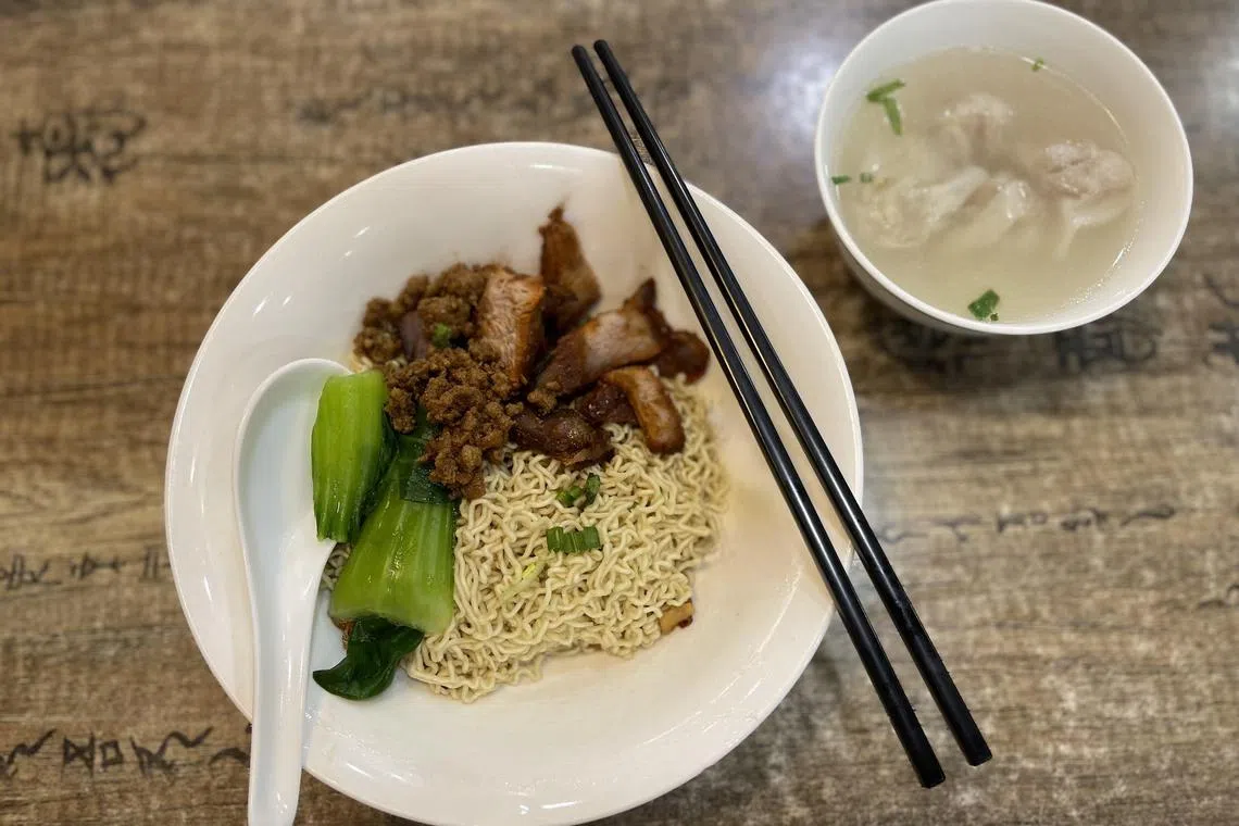 哥罗面以卷曲的面条，搭配叉烧、猪肉碎和云吞等，咸香四溢。（黄靖晶摄）