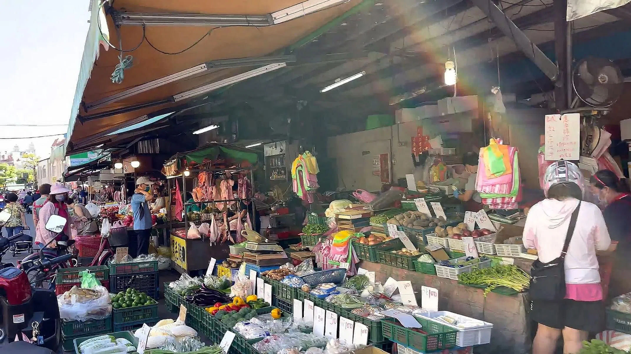 新北市芦洲区中山市场，商贩一早已摆好摊，顾客也陆续上门采购。（庄慧良摄）