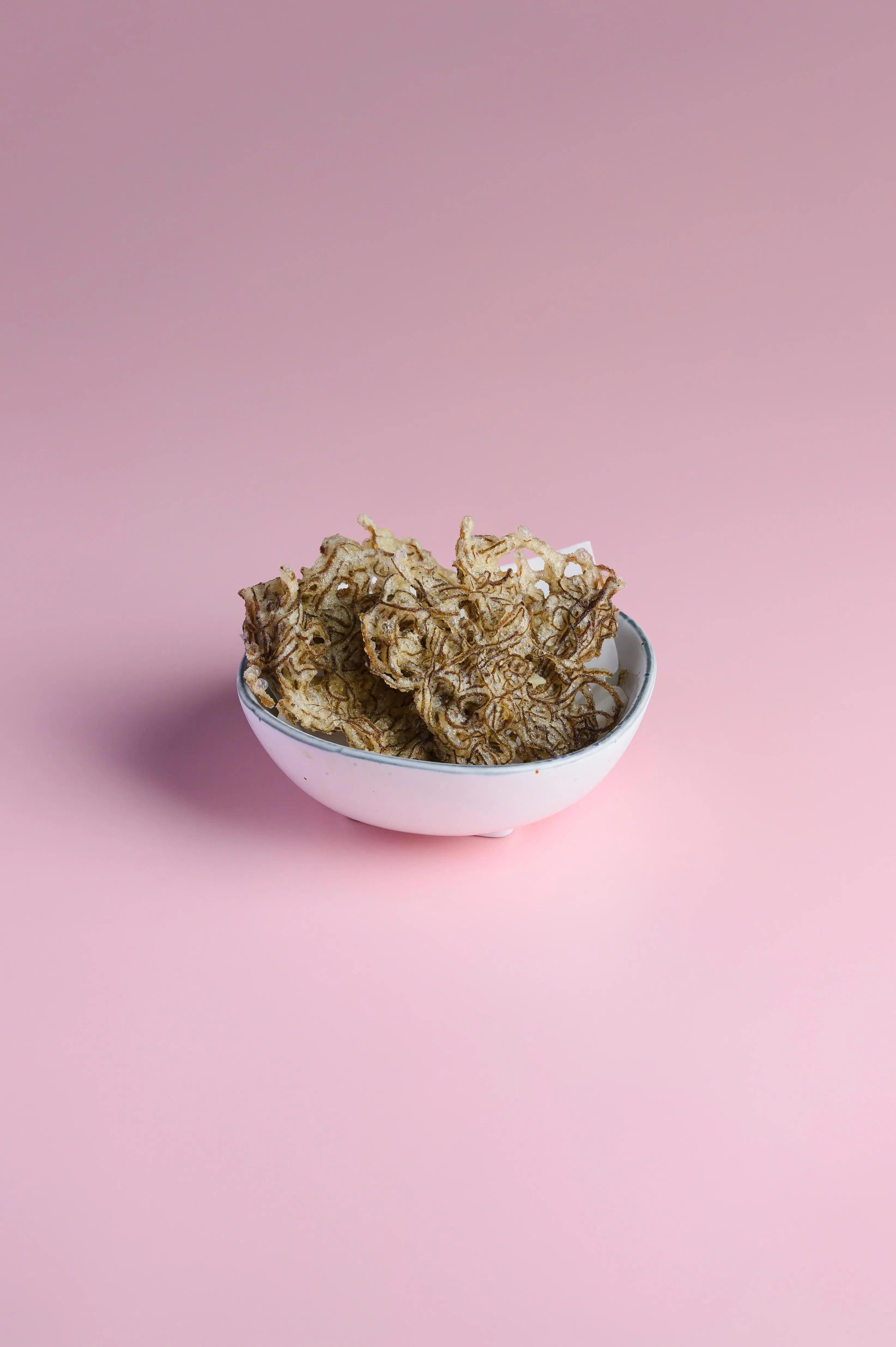 用水云海藻酥炸而成的天妇罗，香脆可口。（餐馆提供）