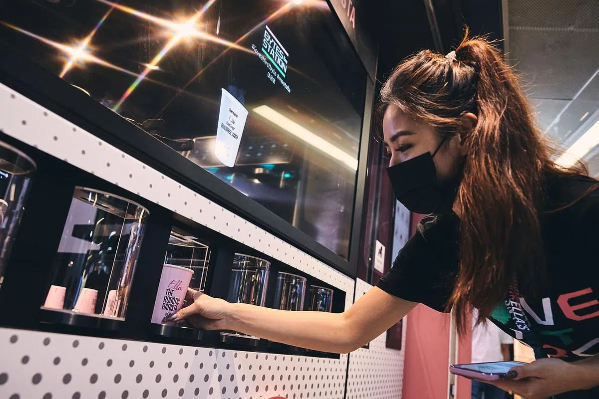 顾客通过手机下单，扫描QR码，便可领取咖啡。（受访者提供）