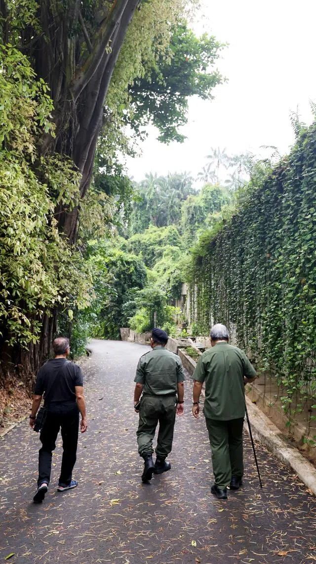 三名70多岁的老工兵旧地重游，超过半世纪的同袍情谊仍在。（龙国雄摄）