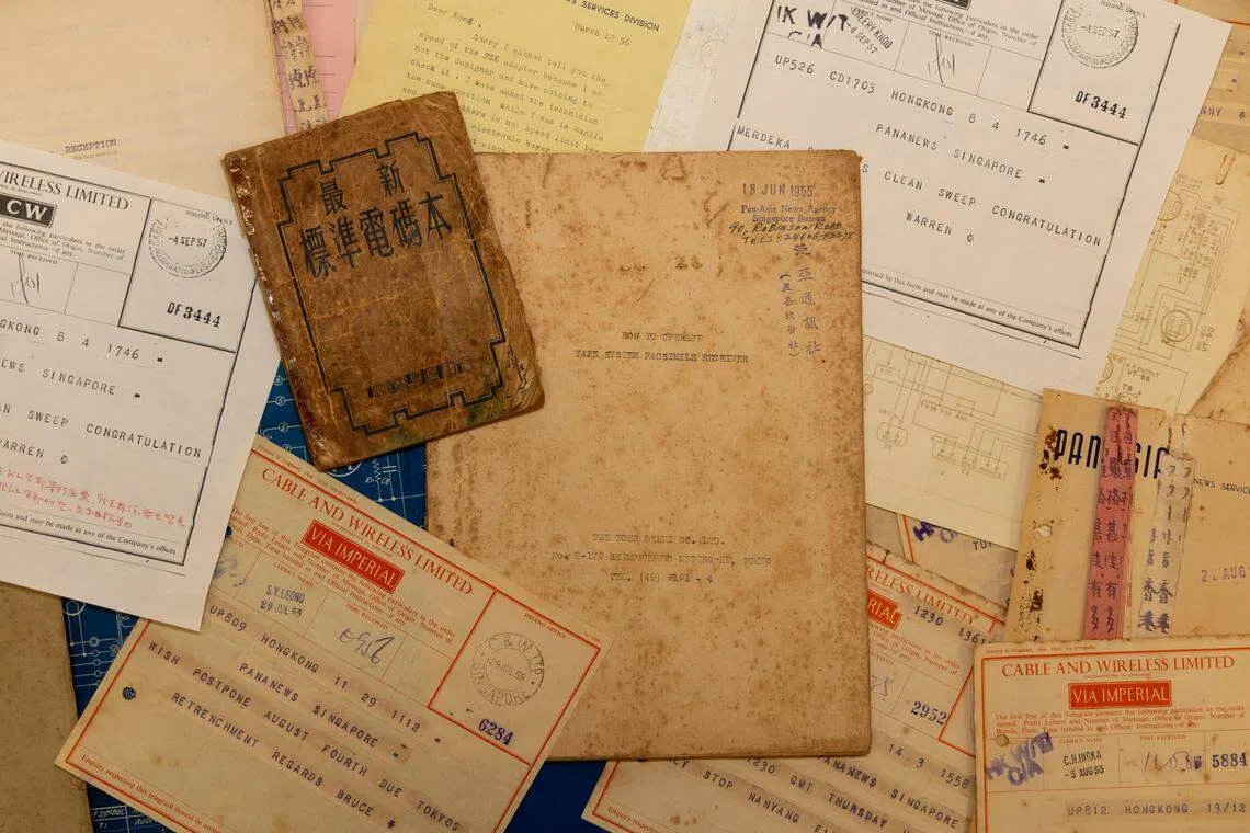 过去的记者发稿时经常借助电报，陈加昌生前送给《联合早报》收藏存档的资料当中，就包括拍发华文电报所需的电码本、调试中文传真机时的记录，以及电路蓝图等技术资料。（关俊威摄）