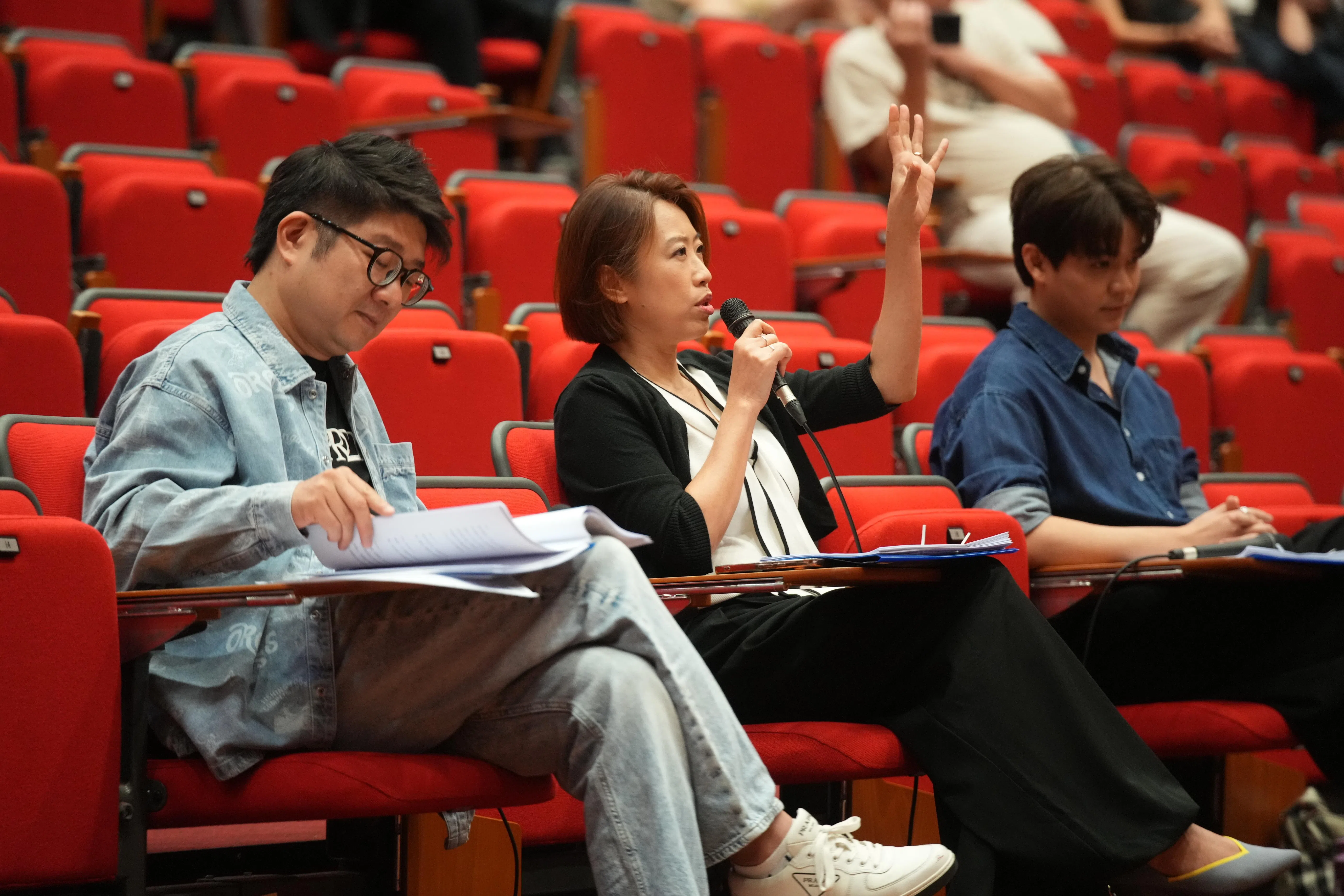张乐声（左起）、邱意淋与黄俊荣担任“新空下”2026半决赛评审，点评时多以鼓励为主，并针对作品或表现提出具体建议。（谢智扬摄）