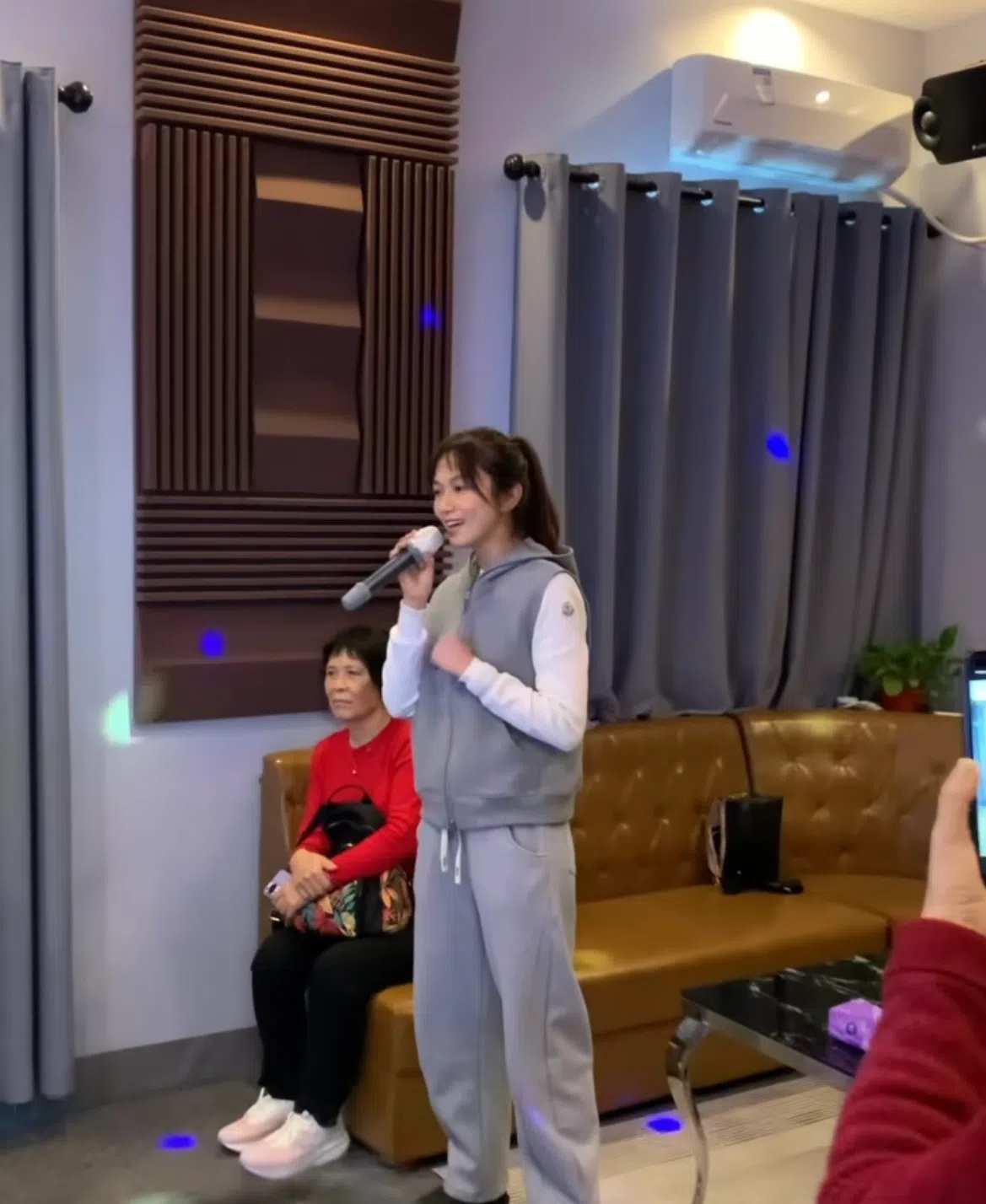 白薇秀在广州亲戚面前演唱《永不失联的爱》。（取自戚玉武IG）