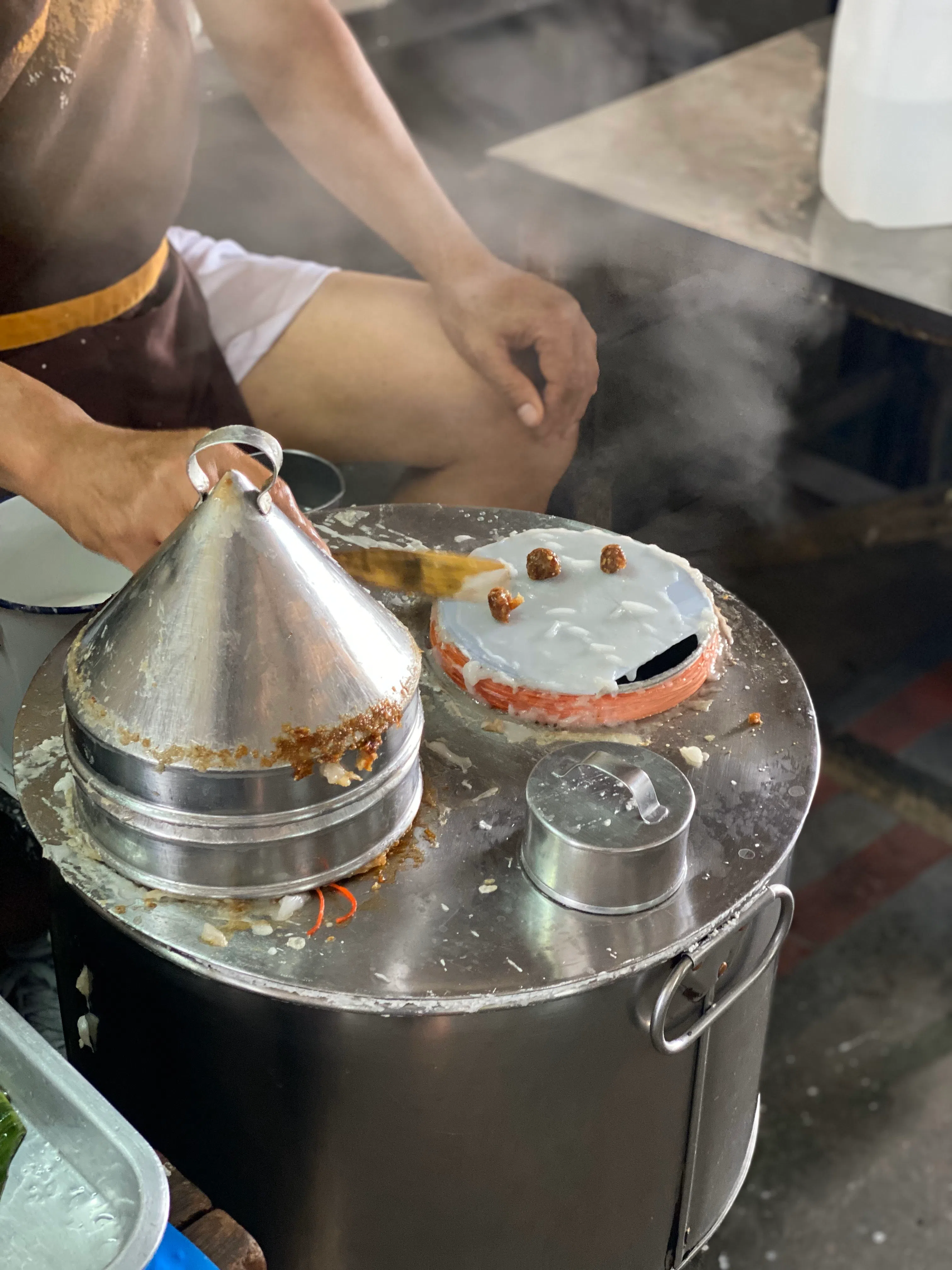 曼谷市场现蒸现卖的Khaw Kriab Pak Mor（类似肠粉）。（叶孝忠摄）