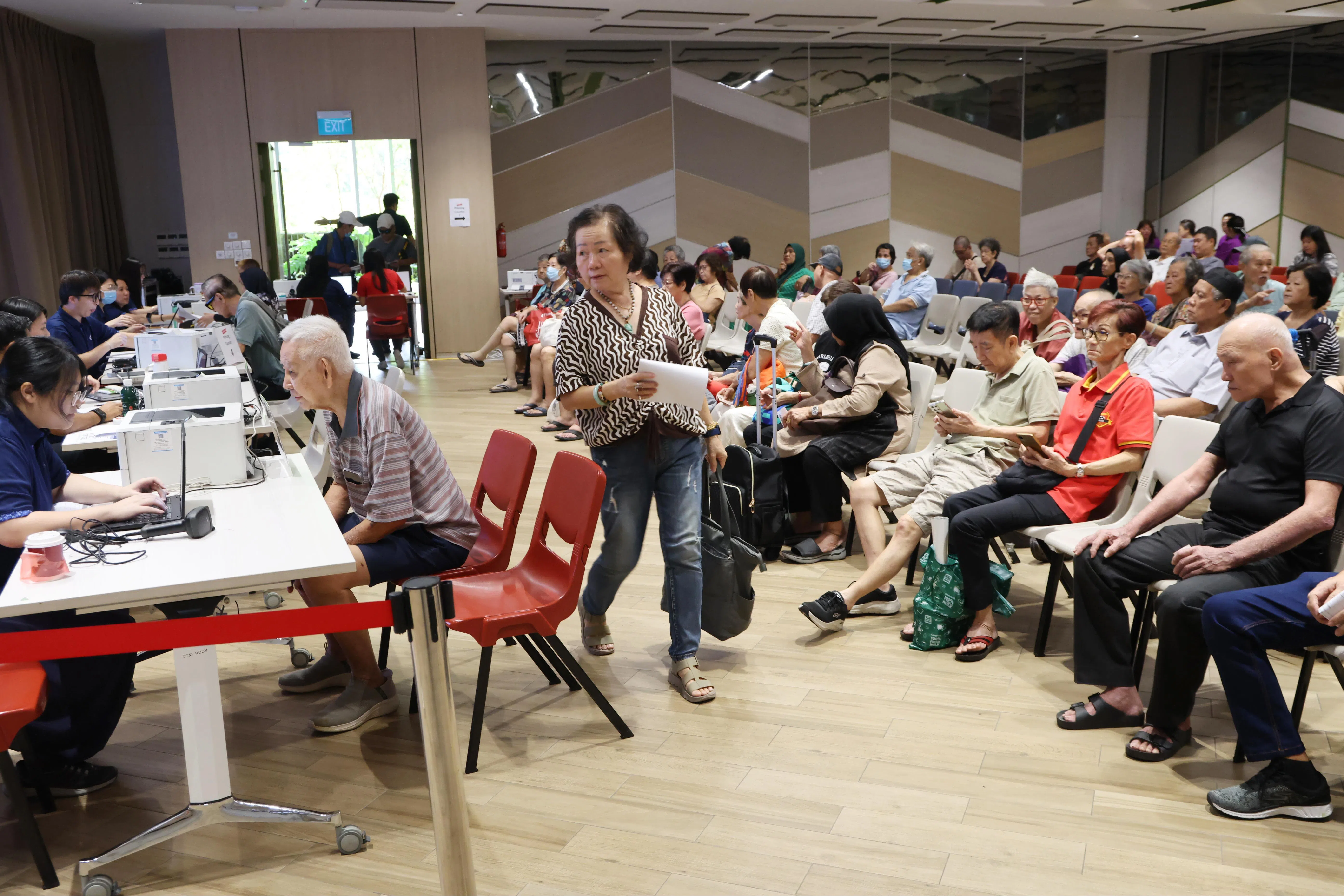 根据《联合早报》记者观察，义顺中民众俱乐部在星期六早上10时，约有50名公众等待领取纸本邻里购物券。现场设有五个柜台，大多数人可在半小时内领到购物券。（梁麒麟摄）