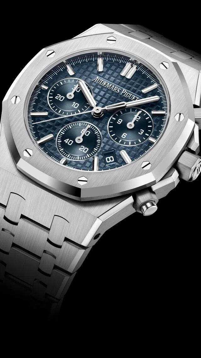 38毫米精钢皇家橡树计时腕表，搭配“夜色蓝云50”色调“Grande Tapisserie”大格纹表盘，运动与优雅兼具。（爱彼提供）