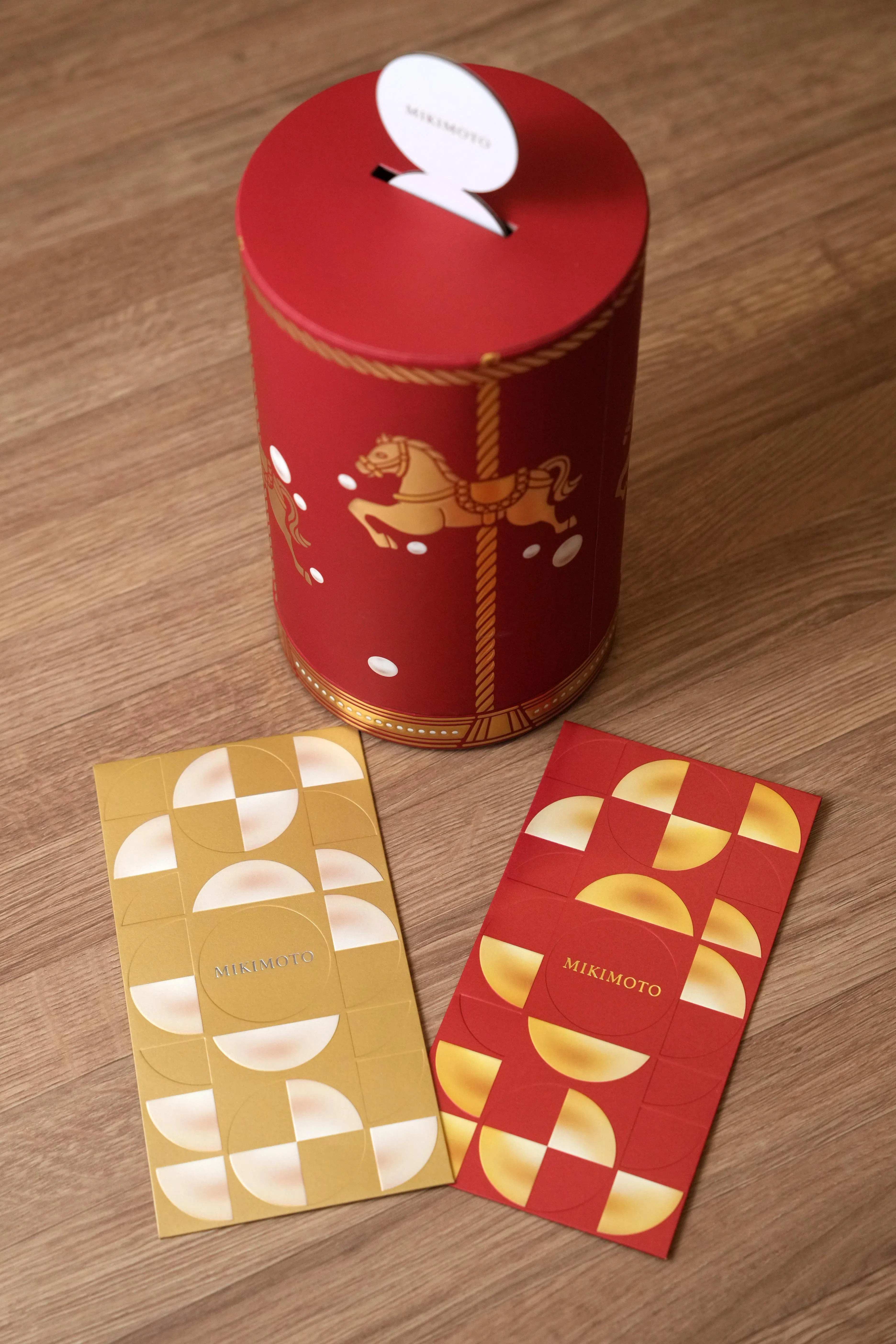 Mikimoto用旋转木马作为红包盒设计。（谢智扬摄）