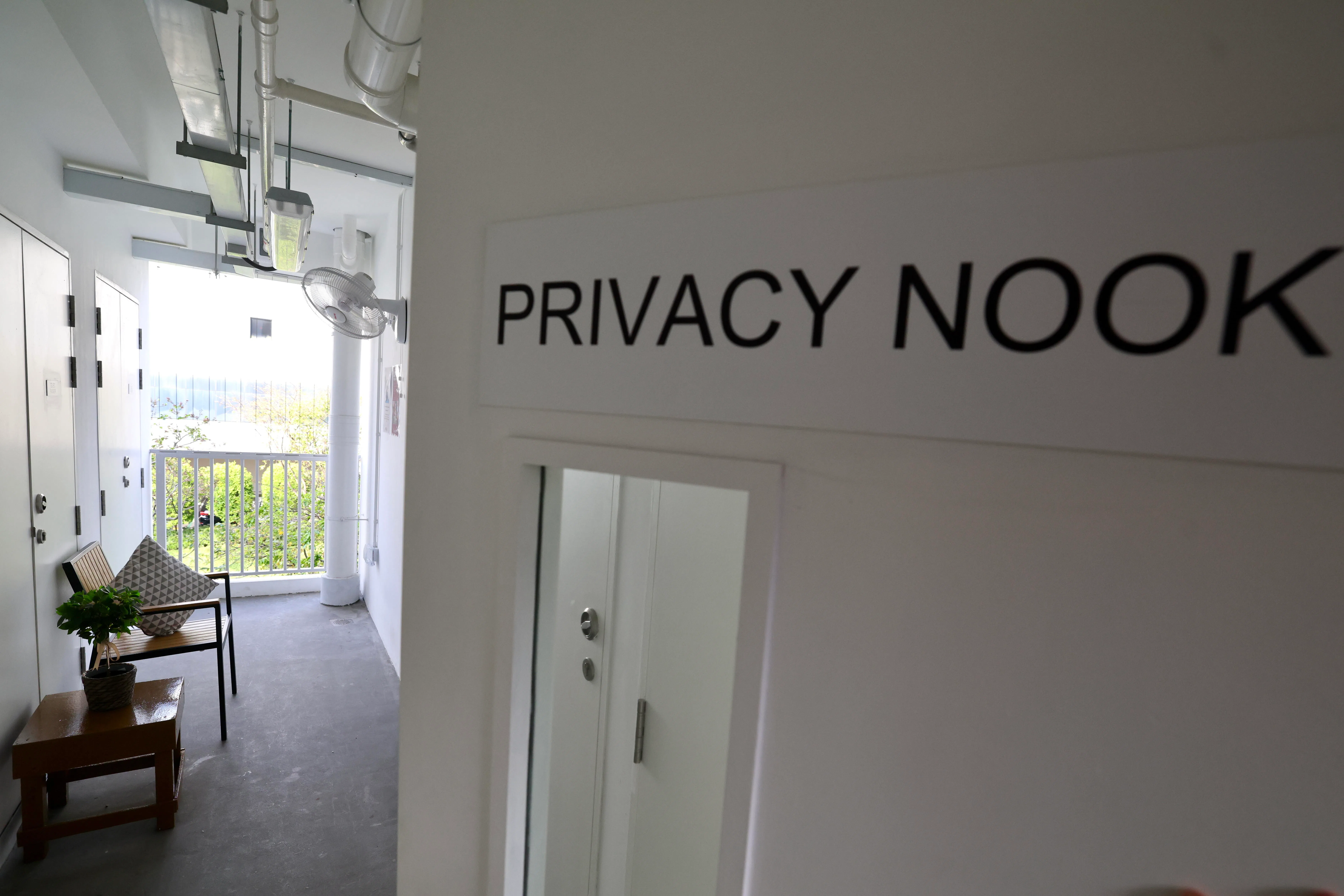 新宿舍划设“私密角落”，供住户进行私人谈话。（陈斌勤摄）