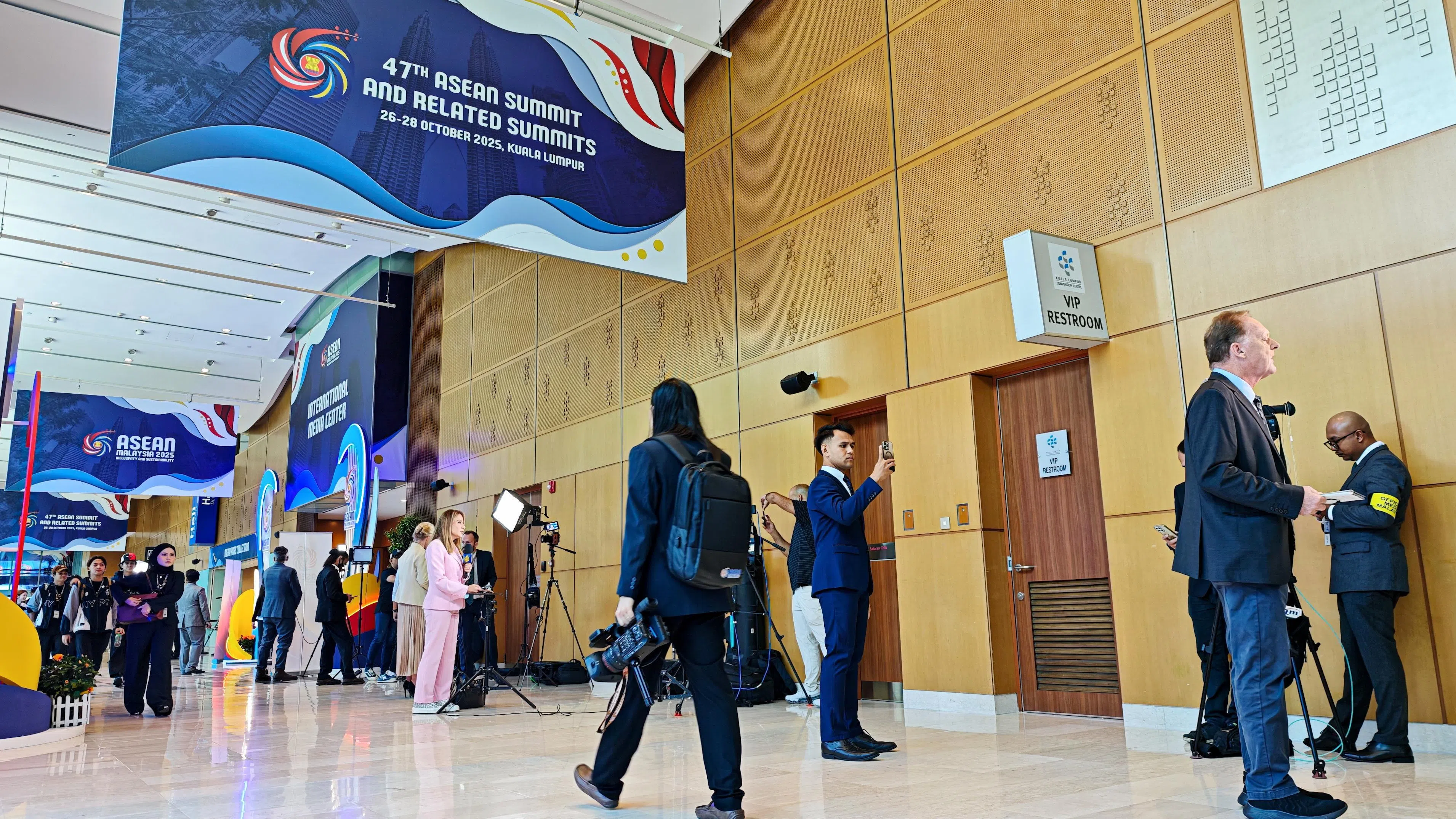 第47届亚细安峰会的媒体中心设在吉隆坡会展中心一楼。走廊上不时能看见记者录制评述视频，或者进行现场直播。（马新社）