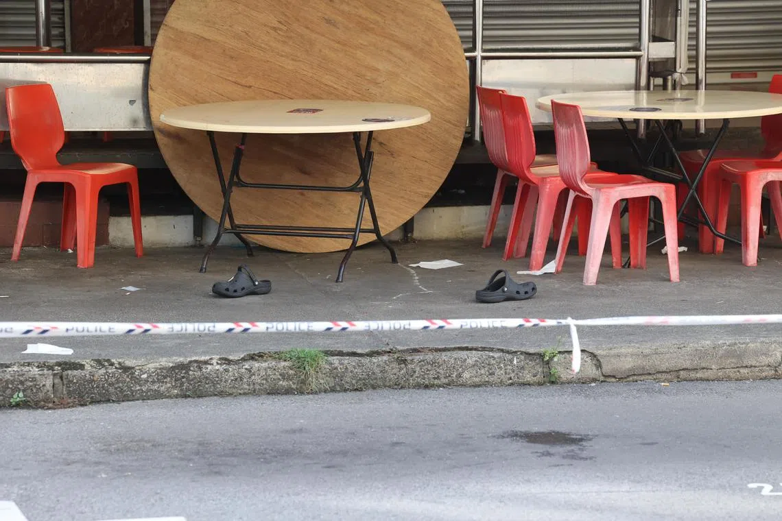 涉事咖啡店暂停营业，现场留下一双大头鞋。（吴伟国摄）