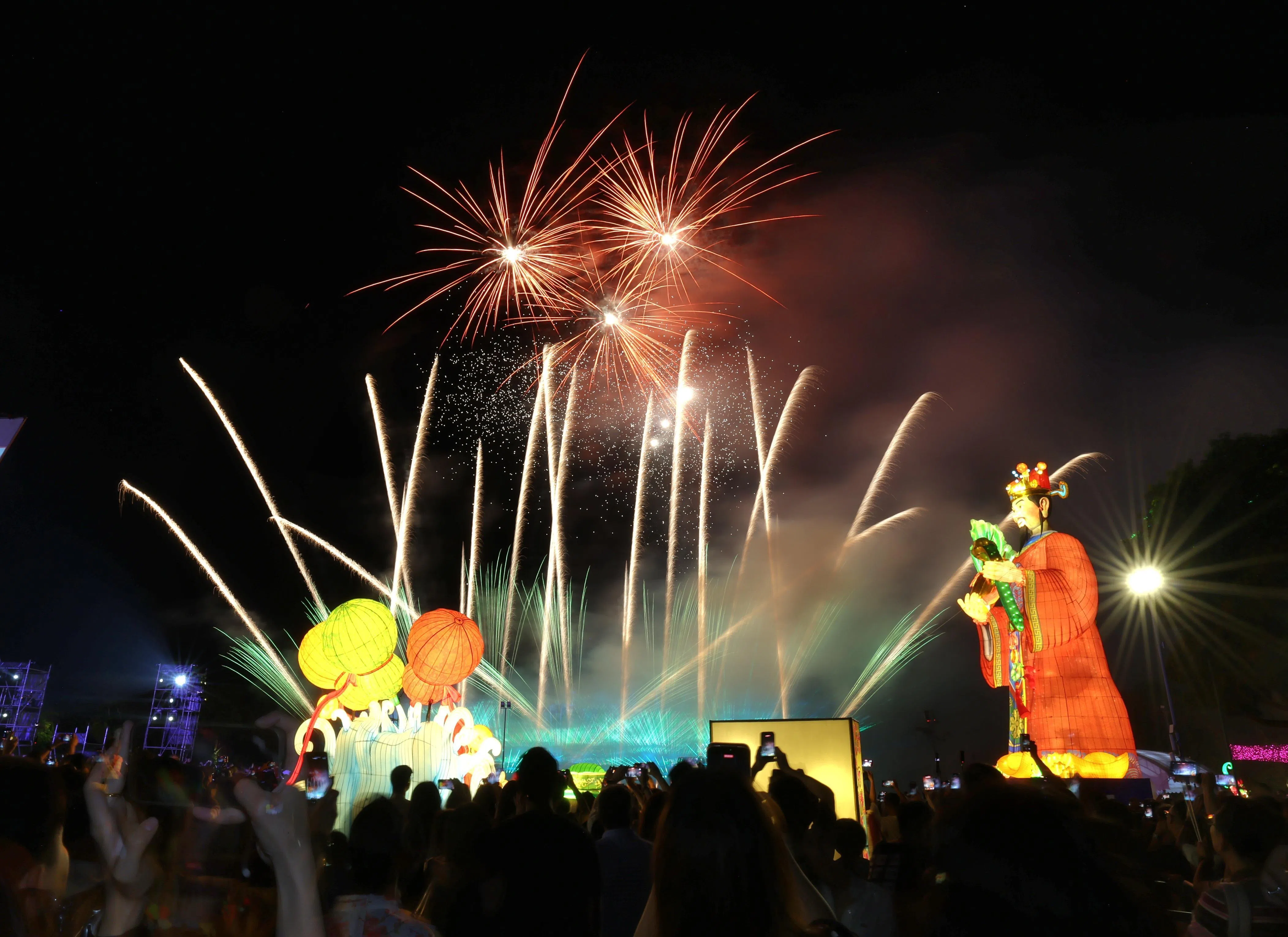 大年初二（18日），上万名公众前来春到河畔观赏第四场，也是丙午马年最后一场烟花表演。（梁麒麟摄）