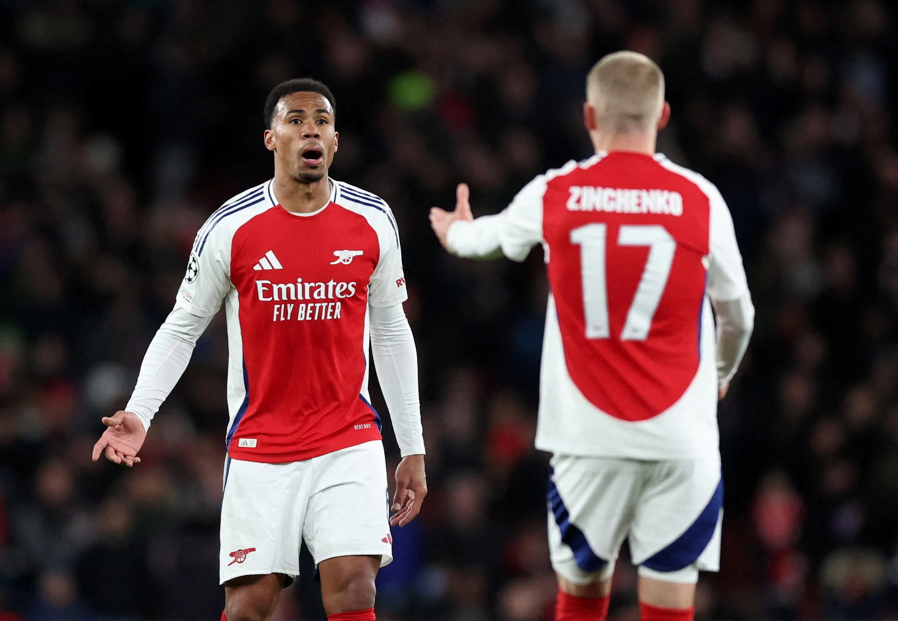 炮兵后防大将马加希斯（左）并未在对阵体育米兰的友谊赛中出场，阿特塔称他还在恢复，球队目前不能冒险。（路透社档案照）