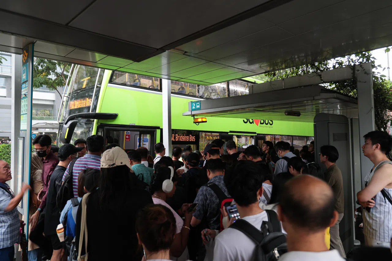 据观察，接驳巴士约每五分钟来一辆，每辆都挤满了人，不是每辆起终点都是文礼至女皇镇。（李冠卫摄）