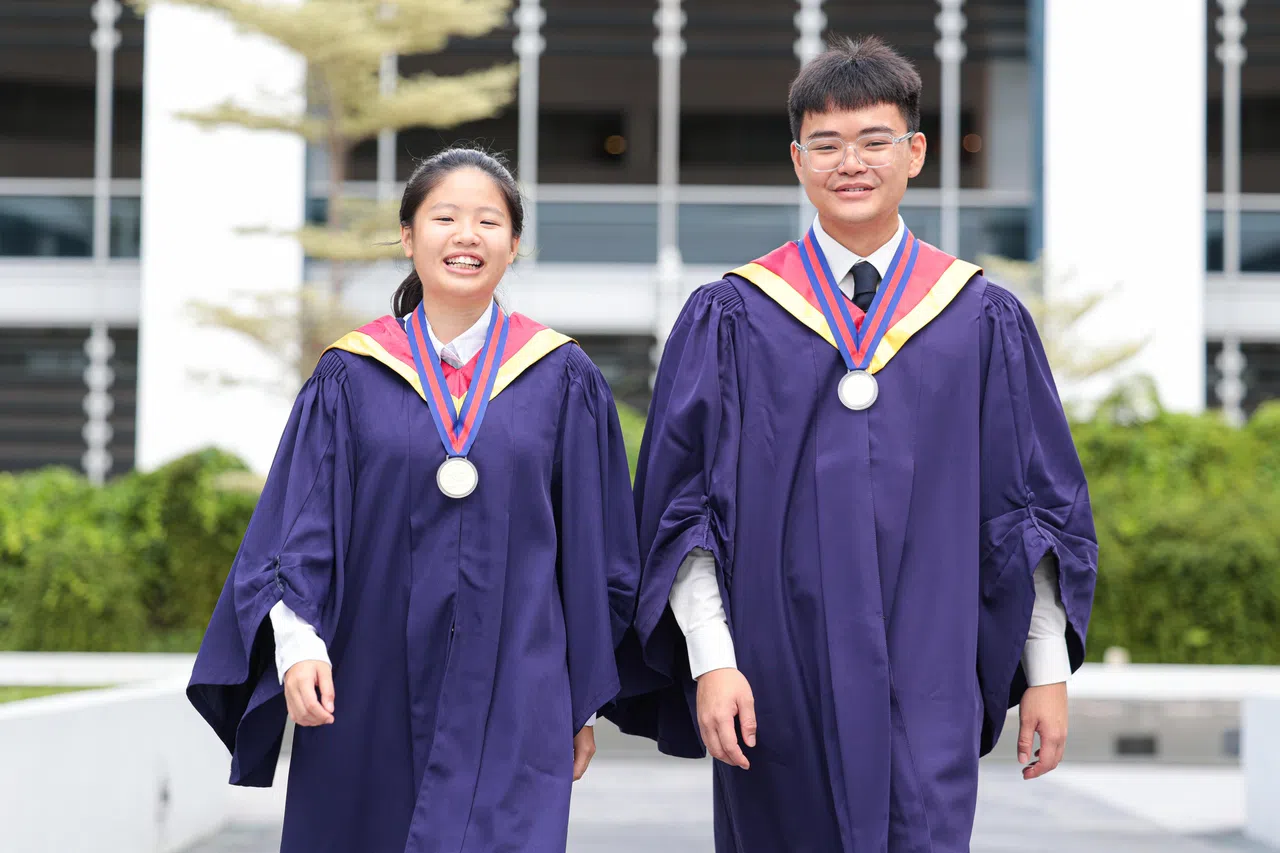 南洋理工学院学生庄杰琳（左）和林涌淳（右）不仅在学业上交出漂亮成绩单，也是杰出的学生领袖，积极推广各自感兴趣的科技活动和桌游。两人在毕业礼上获颁卓越奖项。（李冠卫摄）