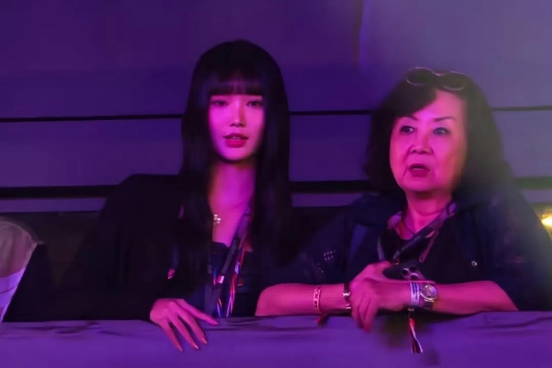 有眼尖网民拍到林俊杰女友七七（左）和林妈妈在观看演出。（取自微博）