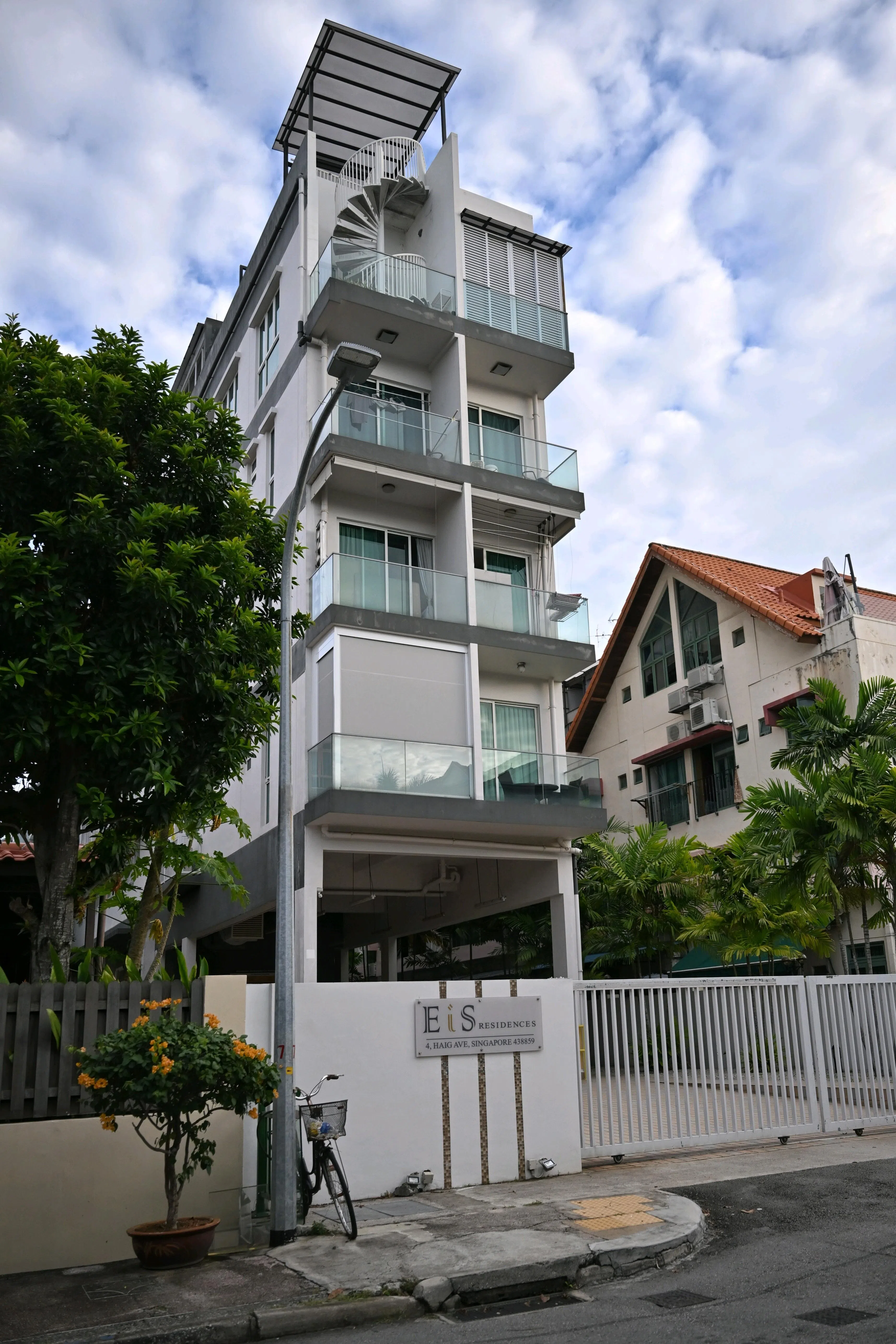 海格道一带的Rose Maison与EiS Residences高档公寓的顶楼业主涉嫌违例改建，市区重建局与建设局介入调查。在有五层楼的EiS Residences，屋顶上出现了一个带窗户的长方形房间。（海峡时报）