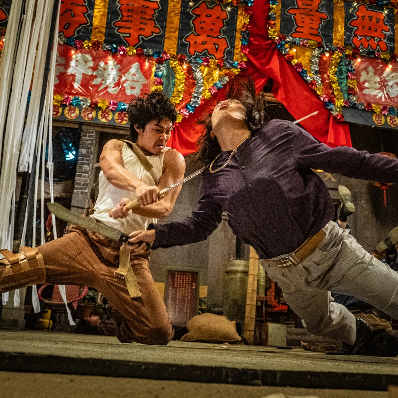 胡子彤（左）下巴被踢伤，入院缝了15针。（邵氏机构提供）