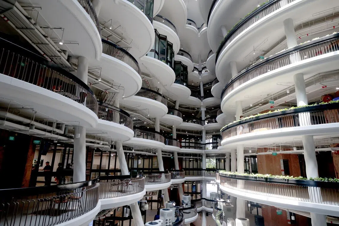 建筑内约两层半的空间将作为孵化空间、协作办公环境及共享基础设施。专注人工智能、可持续发展及先进技术等领域的创业团队、初创公司，以及南大创业启航计划（Venture Creation Programme）的学生，可使用这些设施。（李冠卫摄）