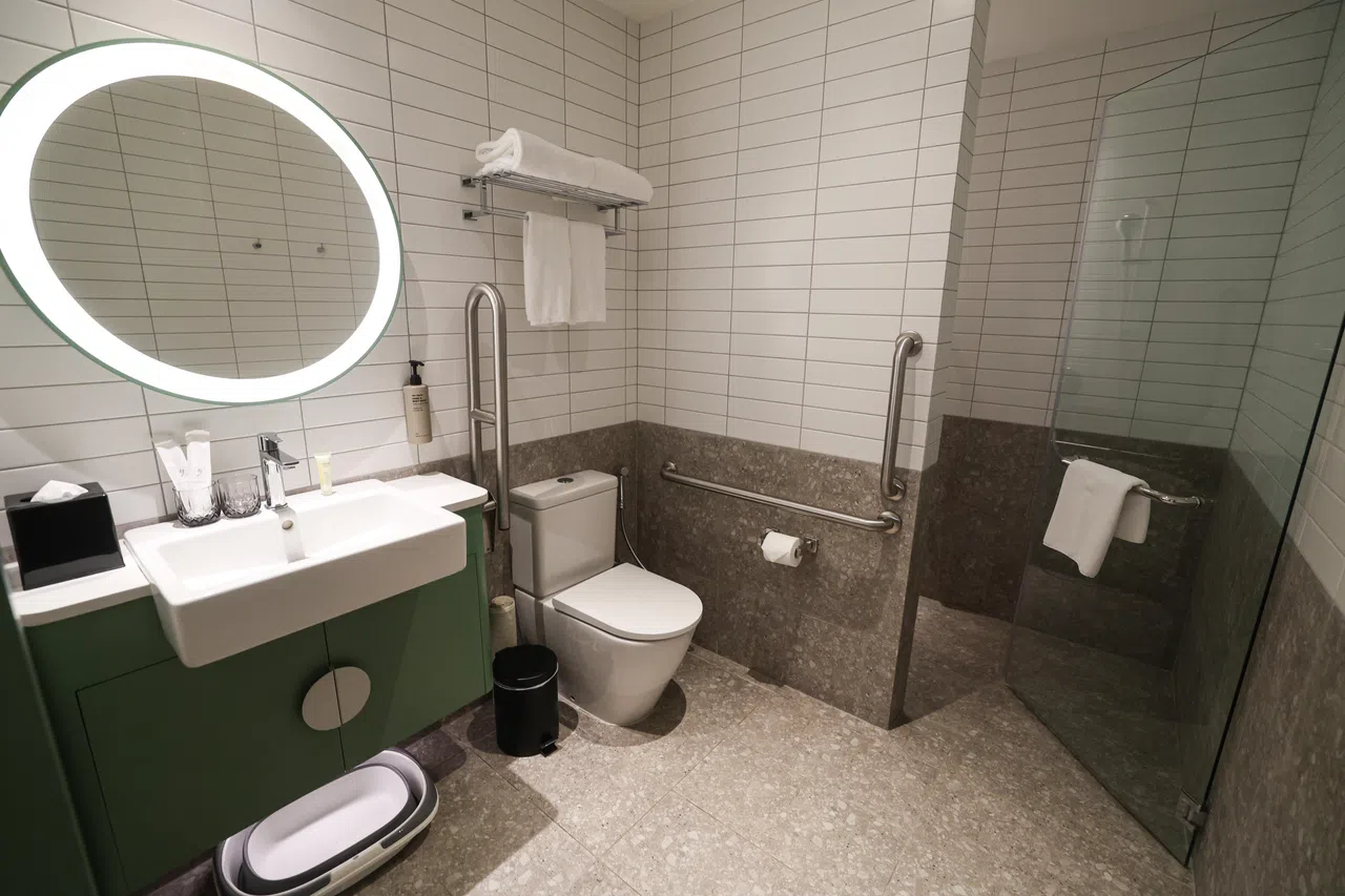 除了配备无障碍设施的卫生间，馨乐庭科学园公寓还提供多种房型，例如在厕所内加装把手的年长者友好客房。（关俊威摄）