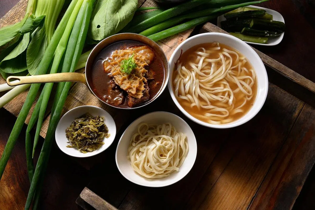 极品红烧满福牛肉面每日限量供应，有干湿两种吃法。（餐馆提供照片）