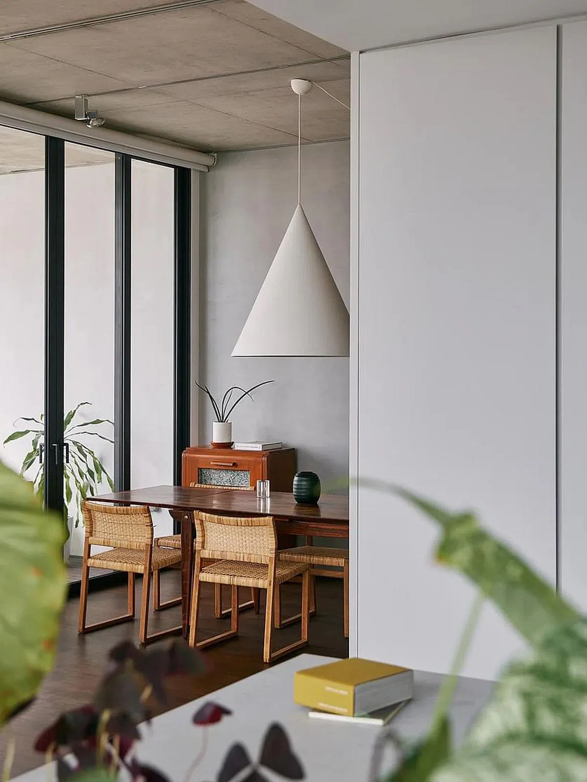 用餐区的超大吊灯是室内一大亮点。（Atelier Here提供图片）