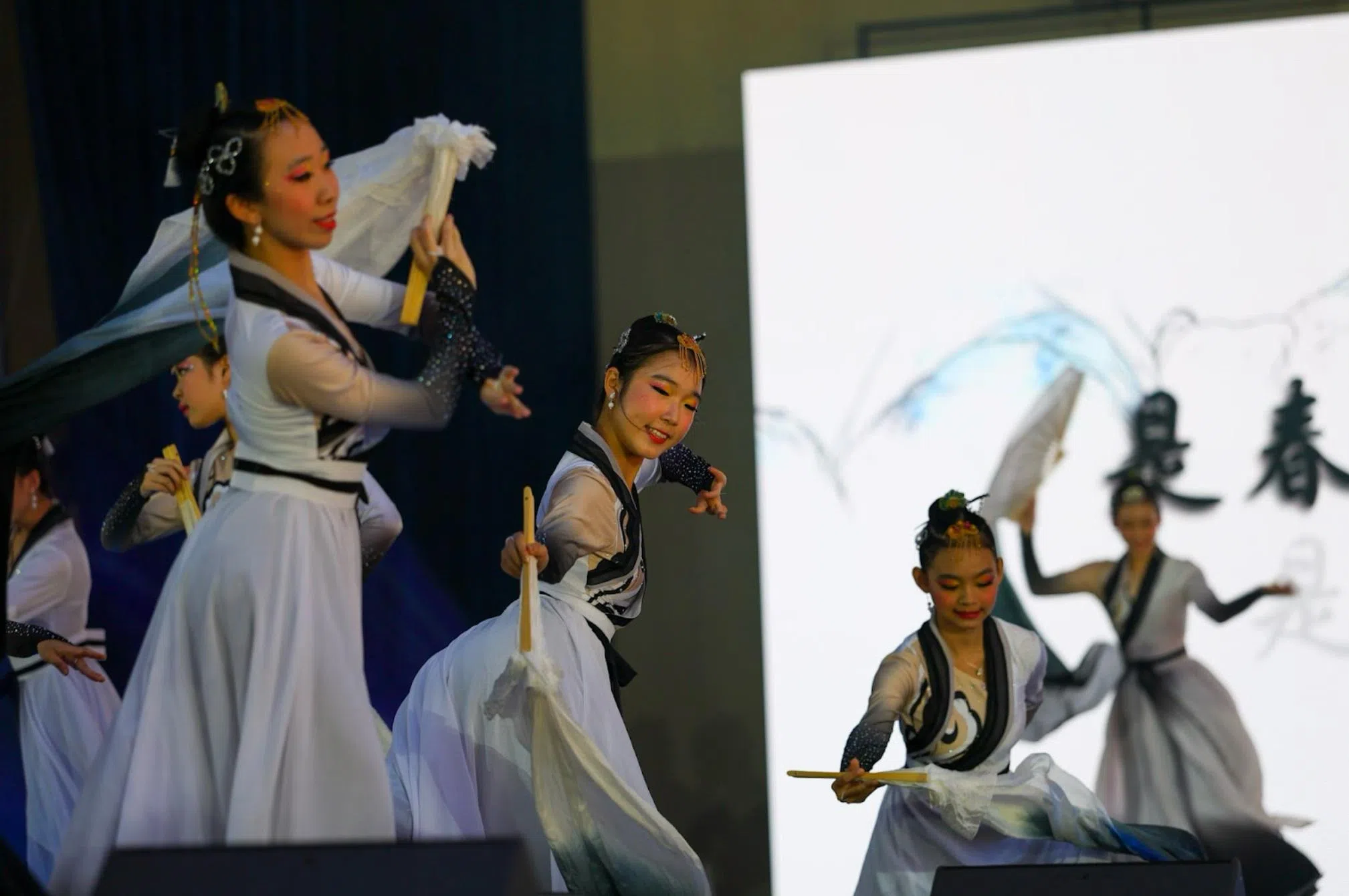 舞蹈社团在“墨游新章”中，借水墨舞袖展现立化70年文化底蕴。（立化中学提供）