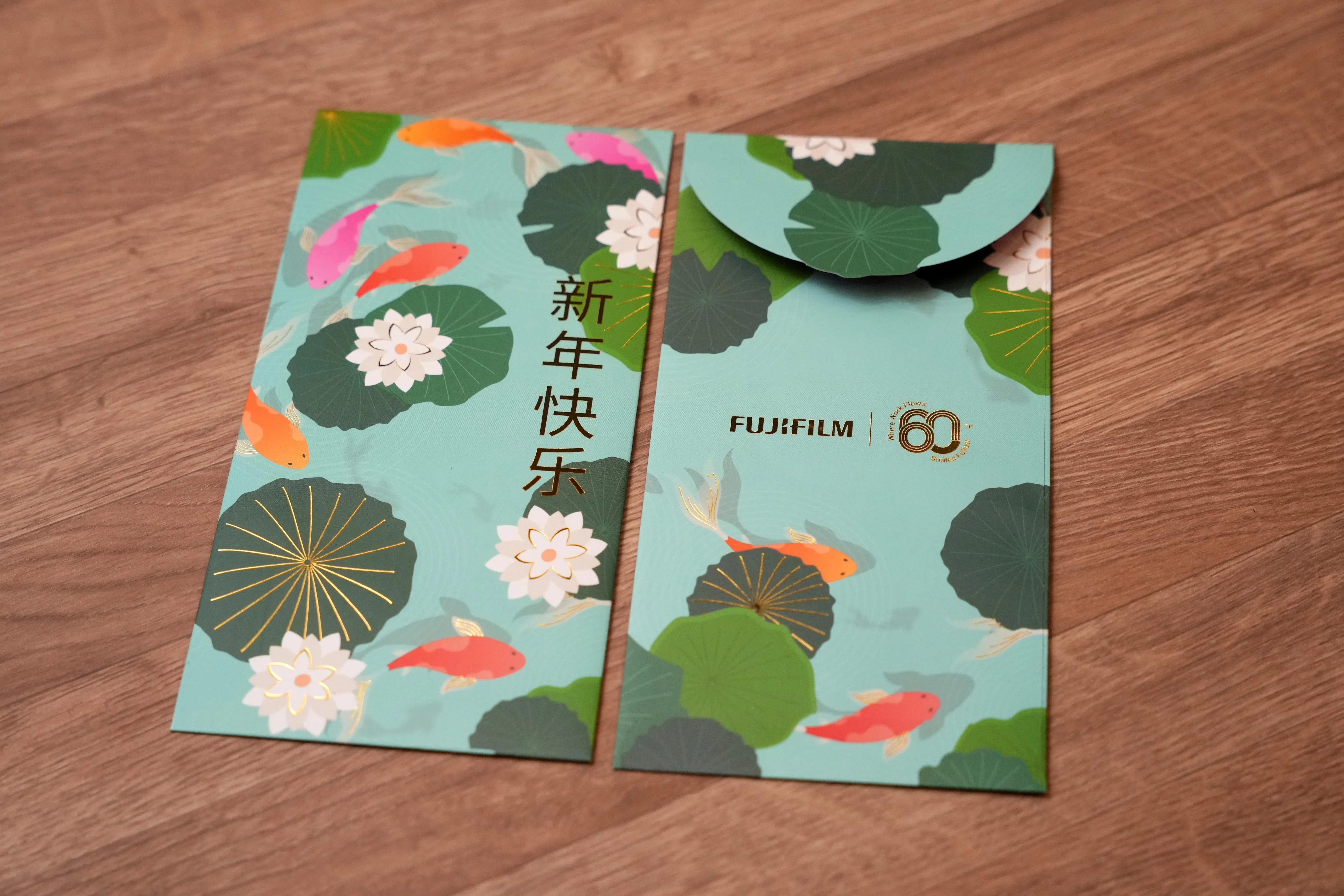 Plus Collaboratives以清雅的莲花池塘为Fujifilm设计的60周年纪念版红包。（谢智扬摄）