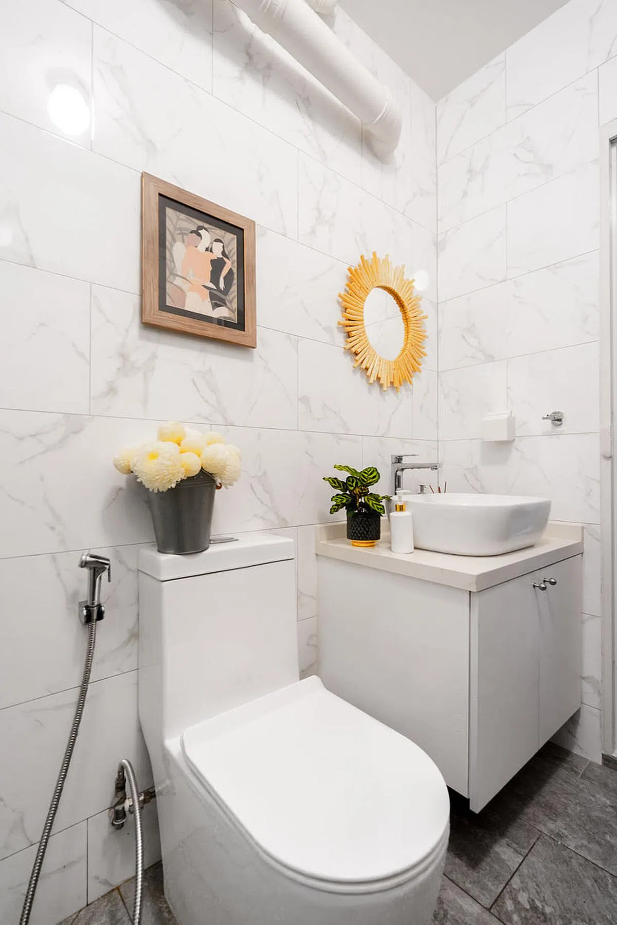 三名闺蜜在绿叶中拥抱的插画出自Maria Laura Fedi之手。插画和黄色旭日造型镜子相映成趣。（Wood Works Studio提供照片）