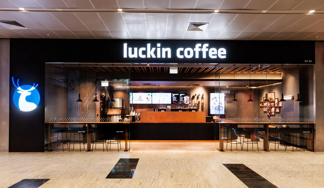 新加坡是瑞幸咖啡的首个海外市场，两年来在这里开了至少60家店。图为瑞幸咖啡位于国浩大厦（Guoco Tower）的门店。（档案照）