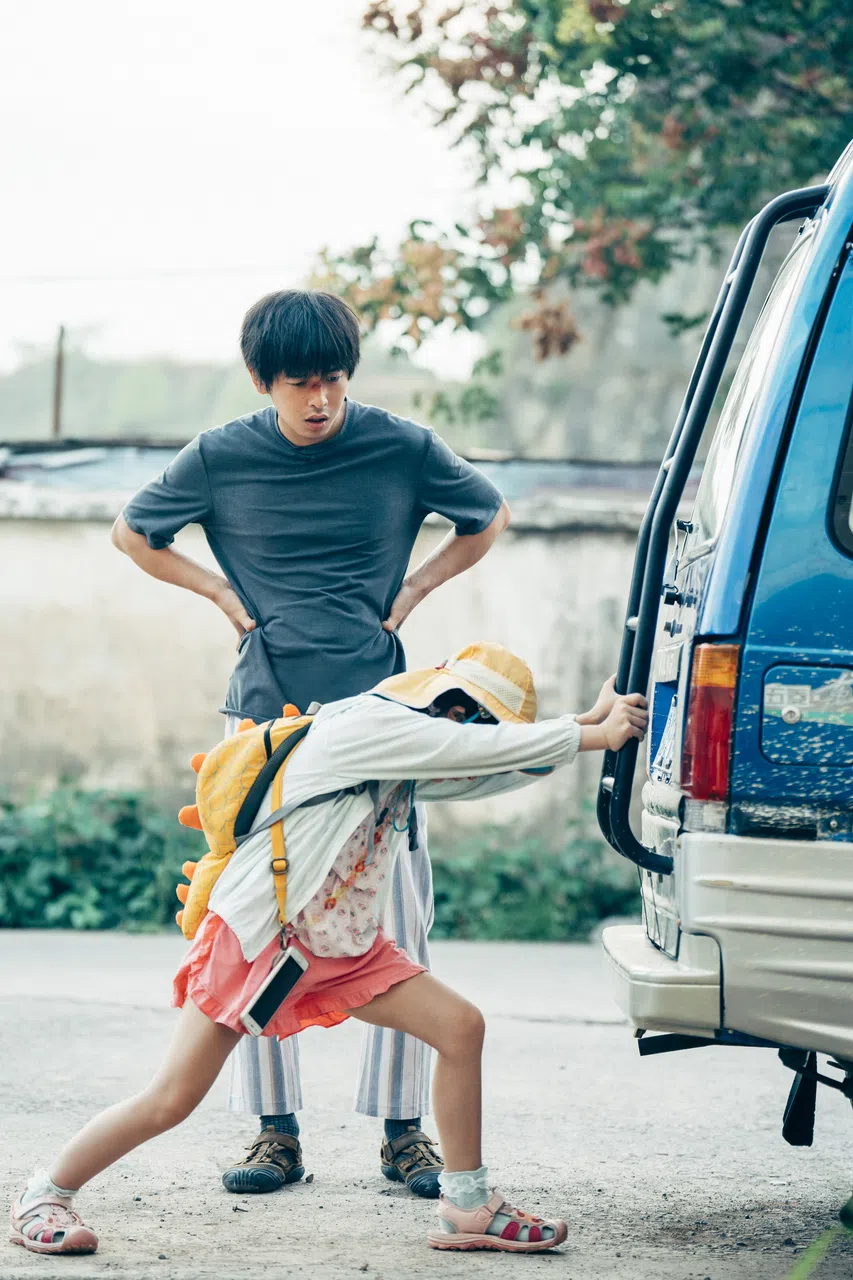 彭昱畅（后）和杨恩又一同踏上未知的旅程。（邵氏机构提供）