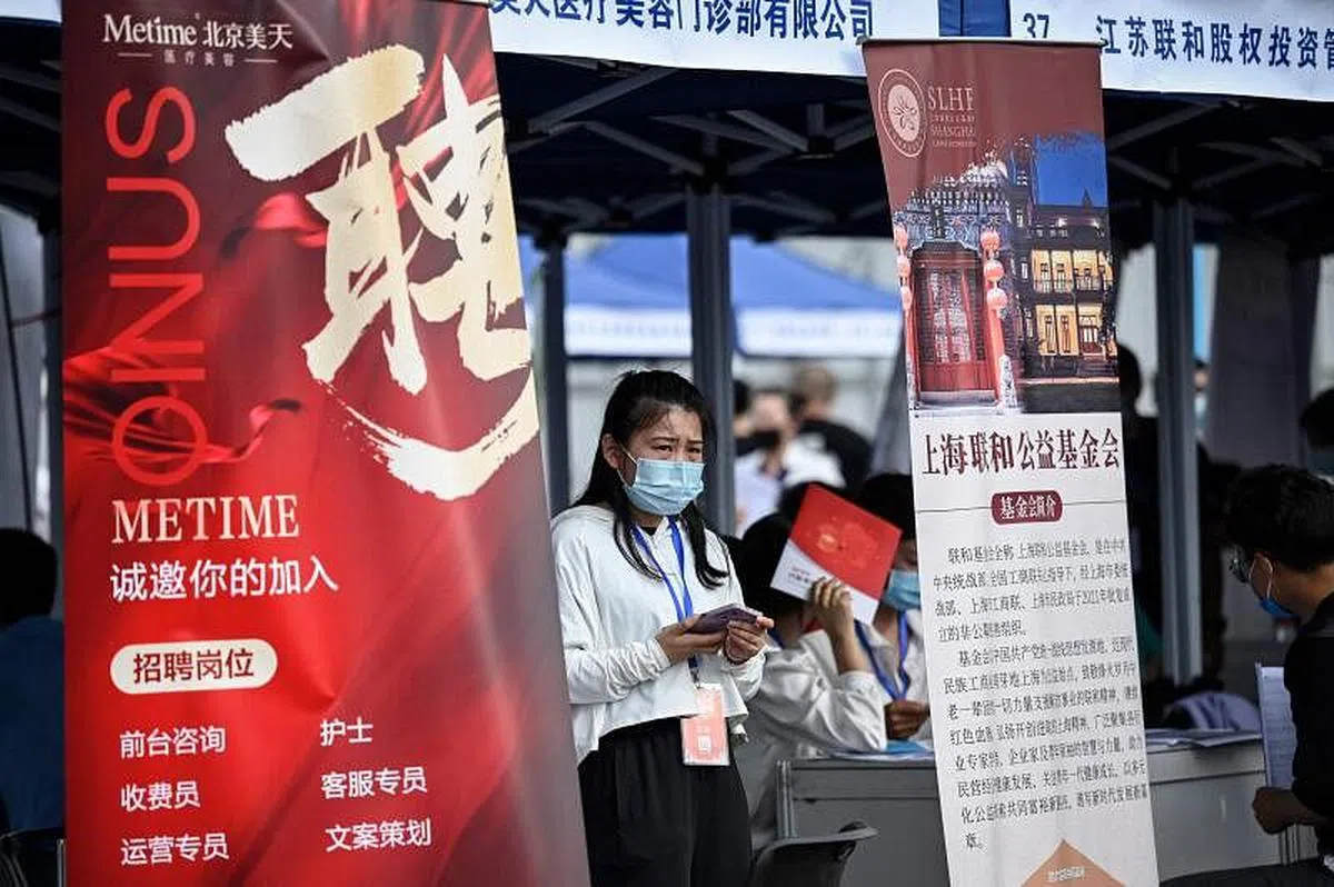 中国高校毕业生数量屡创新高，今年更是首次突破千万大关，毕业生就业竞争格外激烈。图为今年8月北京的一场招聘会现场。（法新社）