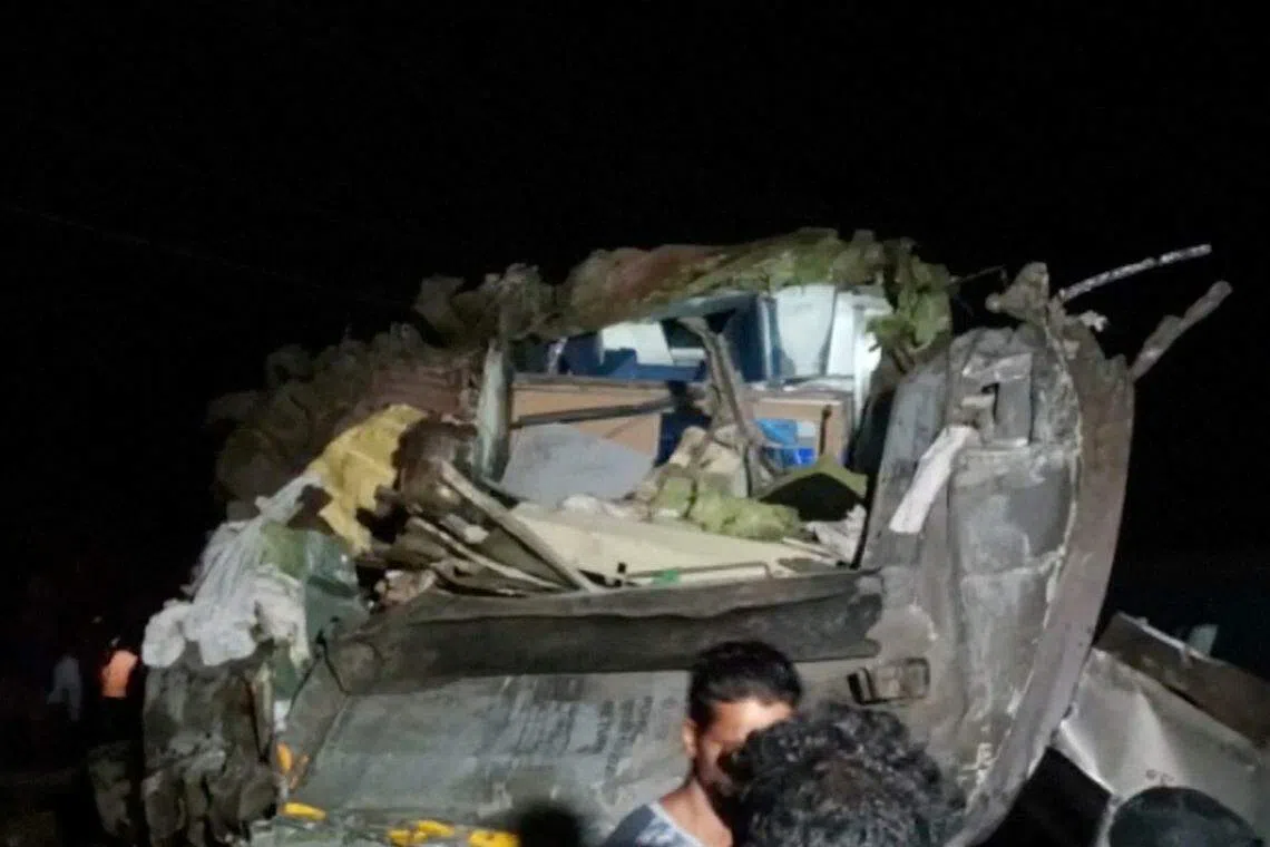 视频截图显示，巨大的撞击力在其中一列火车撞出一个大洞。（路透社）