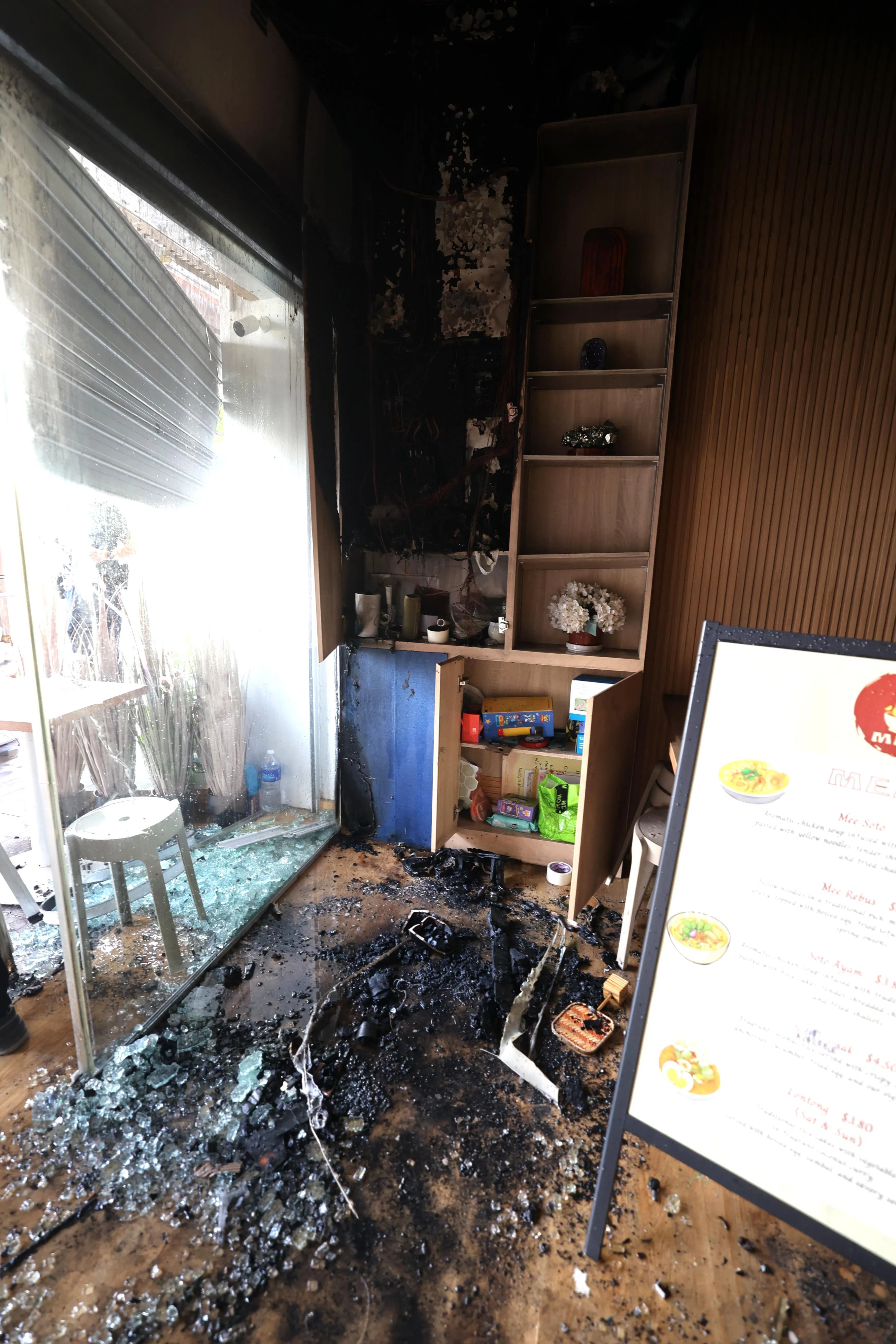 餐馆部分被熏黑，地上满是碎片。（庄耿闻摄）