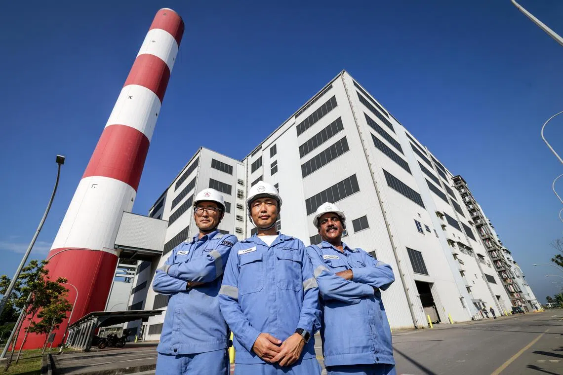 三菱重工亚太废料转化能源厂主任伏见卓磨（Takuma Fushimi，中）、MHIEC ECO Creation TuasOne废料转化能源厂董事经理长野修（Osamu Nagano，左）和经理兼总监善木根（Shanmugam）。（叶振忠摄）